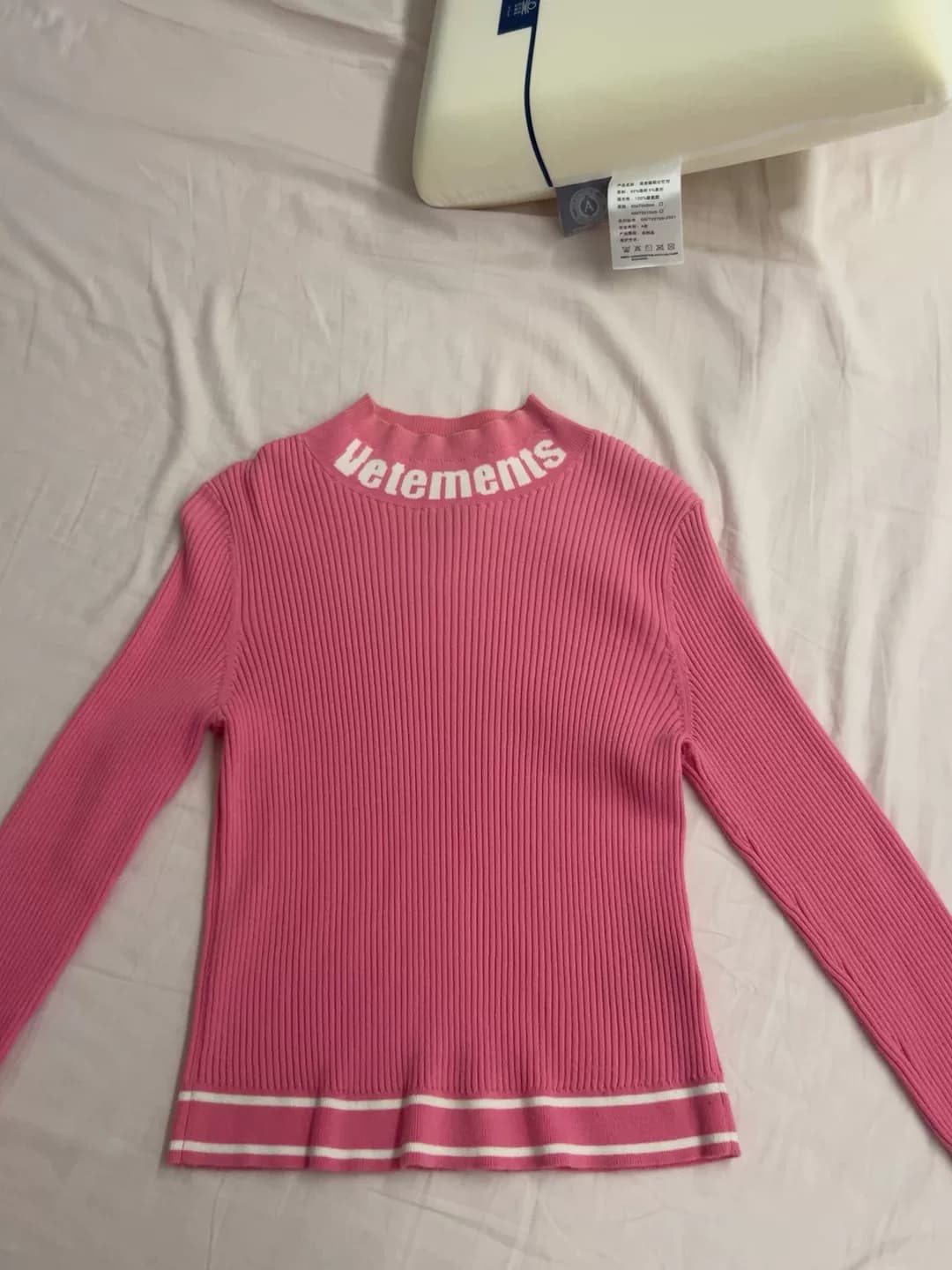 Розовый свитер VETEMENTS, размер S, приталенный, очень эластичный, очень удобный в носке