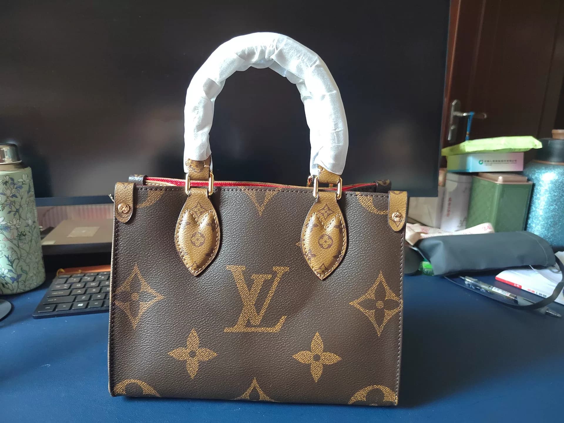 совершенно новый!Маленькая желтая сумка для пресбиопии LV с длинным плечевым ремнем и кошельком для монет, которую можно носить в руке / на одном пле…