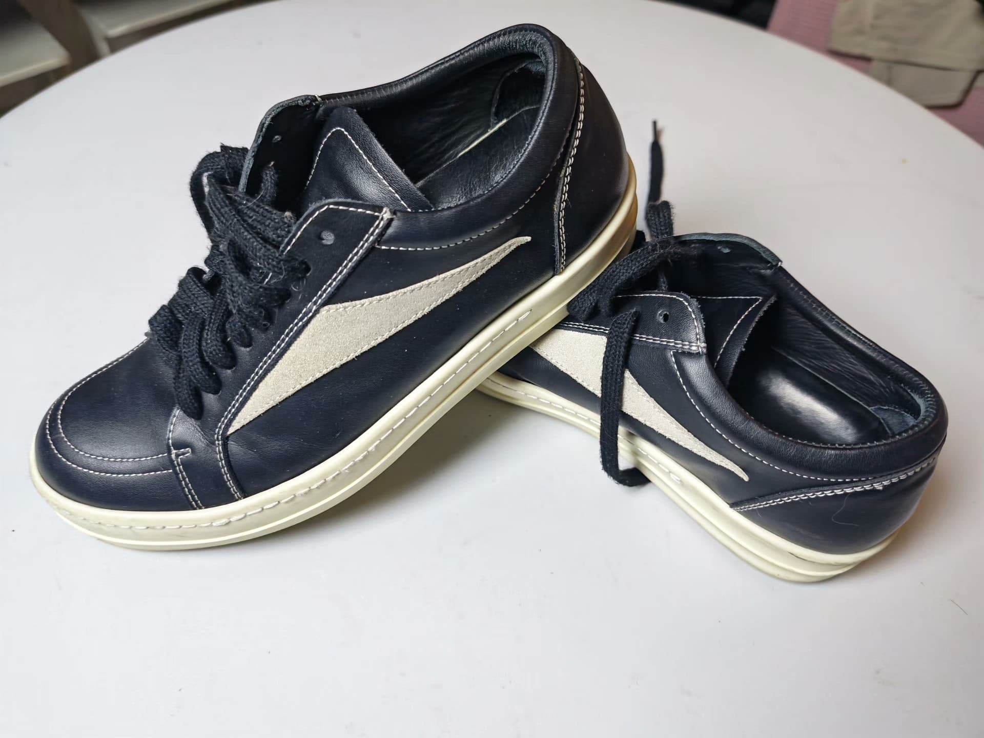 Кроссовки Rick Owens 42-го размера на черной подошве из воловьей кожи молочно-белого цвета можно носить в любое время года