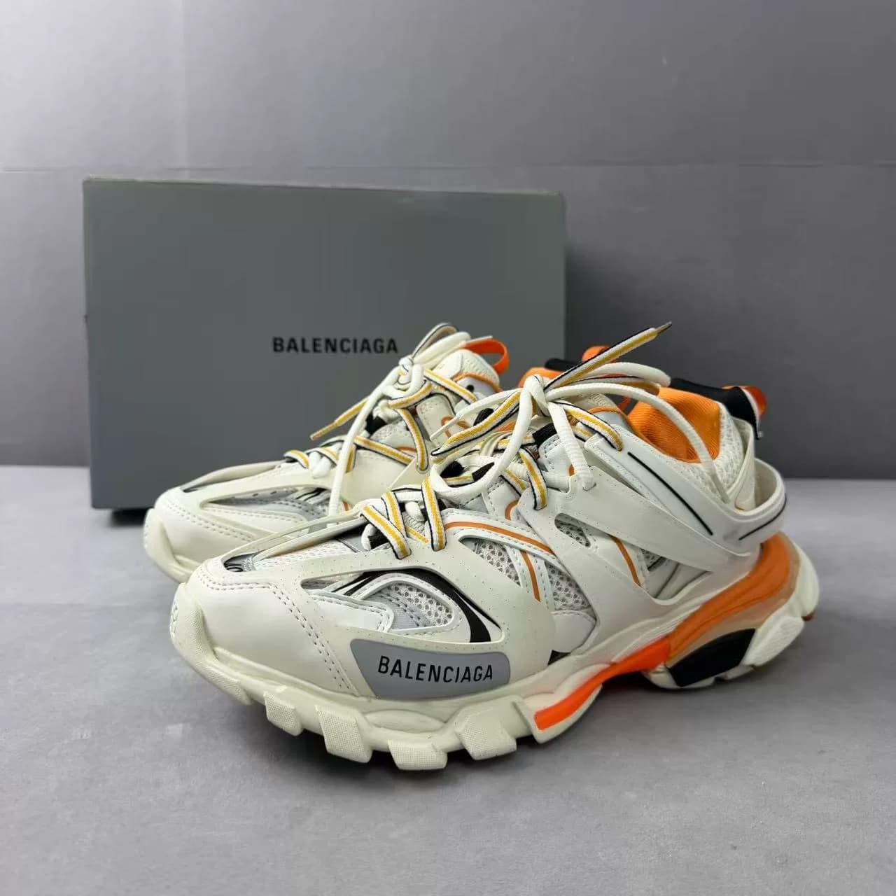 Кроссовки Balenciaga от Balenciaga бело-оранжевого цвета в тон туфлям Daddy