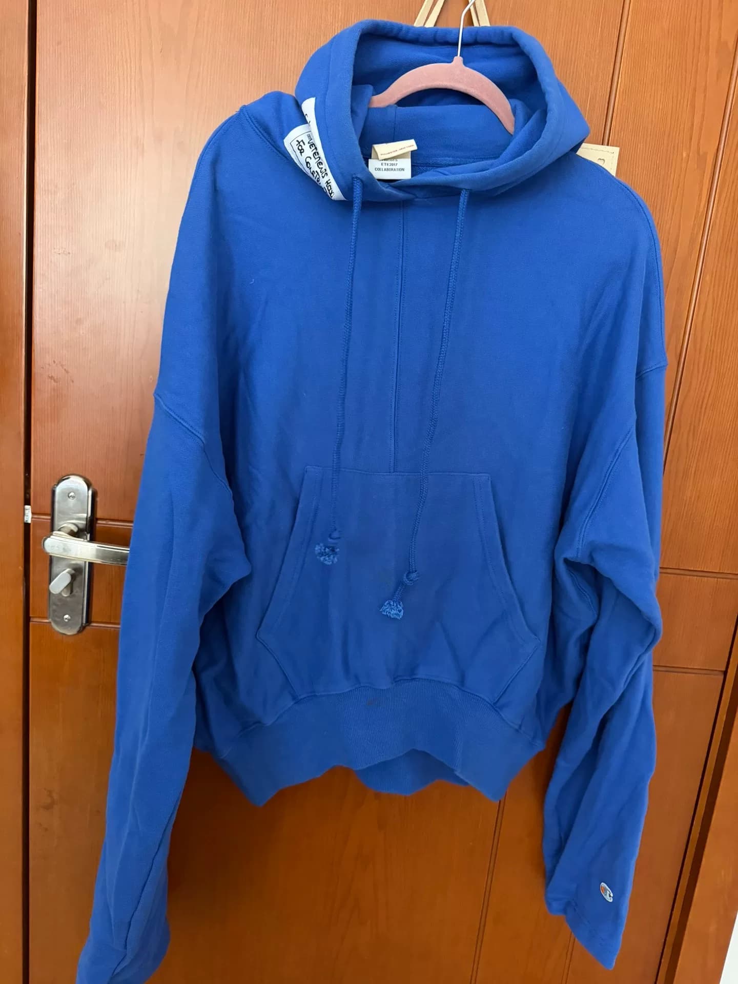 Толстовка с капюшоном от кобренда Vetements x Champion, not positive, синяя, свободного кроя, подходит как для мужчин, так и для женщин, кажется, сво…