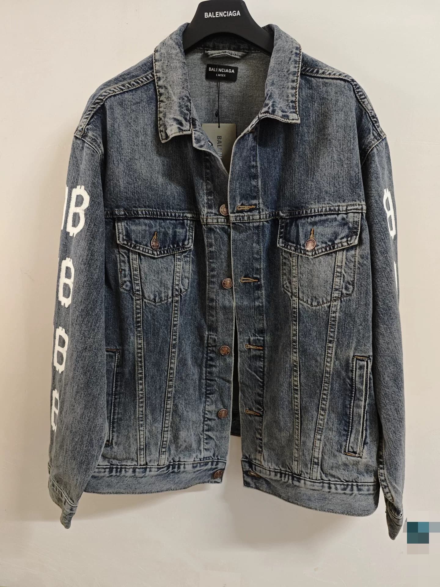 Джинсовая куртка Balenciaga Balenciaga double B graffiti, абсолютно новая, с биркой, еще не использовалась