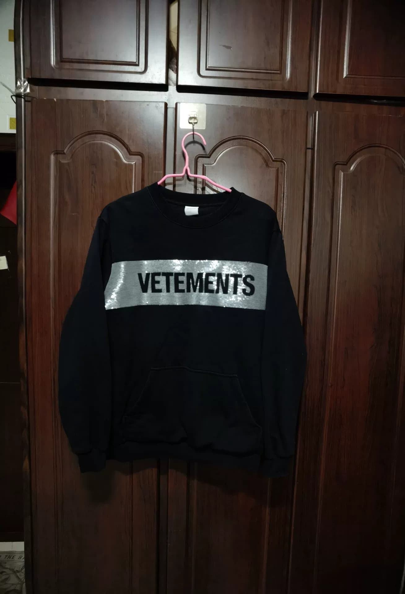Старый свитер с пайетками vetements, без бархата, очень тяжелый, его длина составляет 71 см.