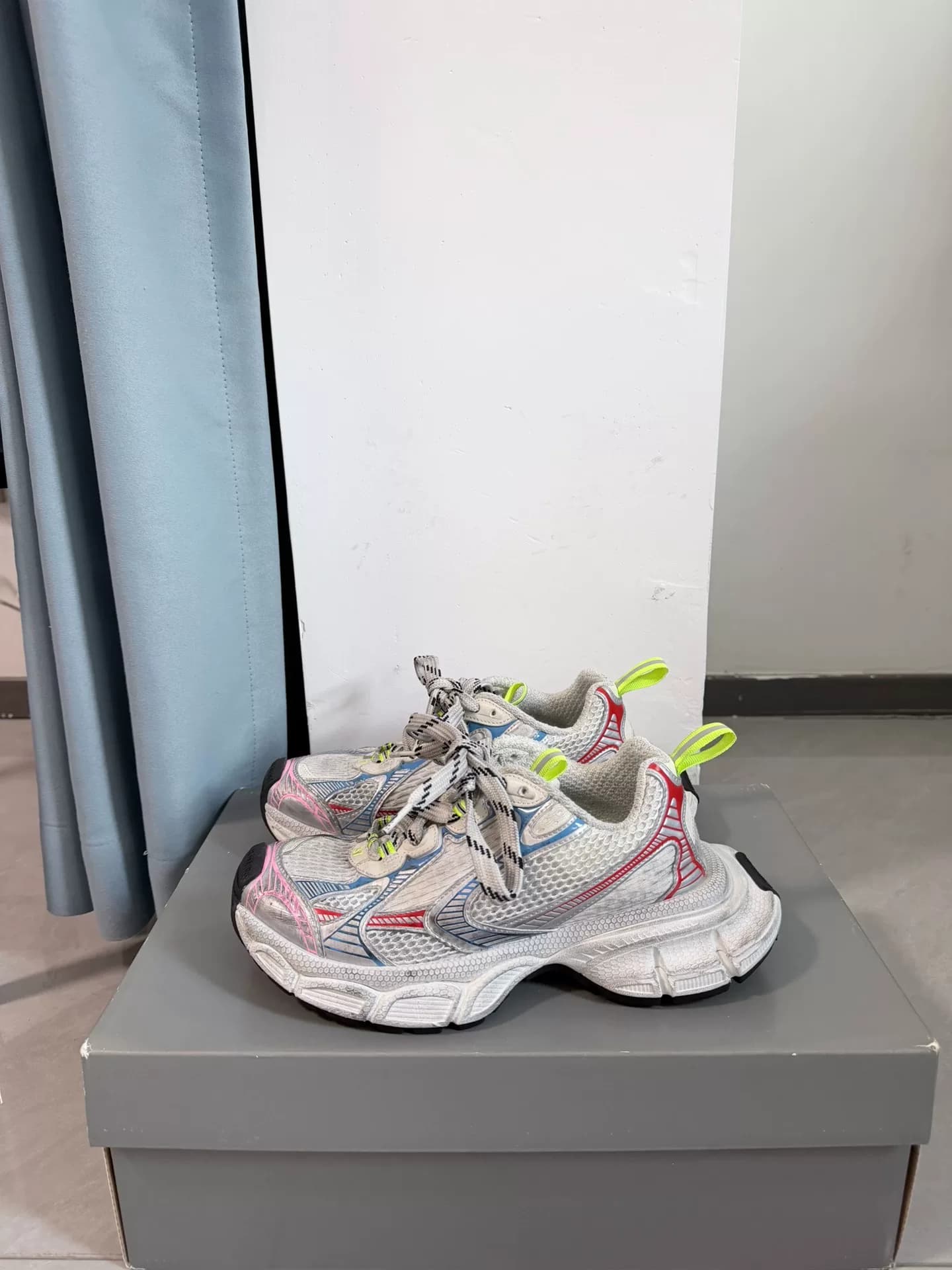 Кроссовки Balenciaga Balenciaga 3XL с глубоким декольте, белые, красные