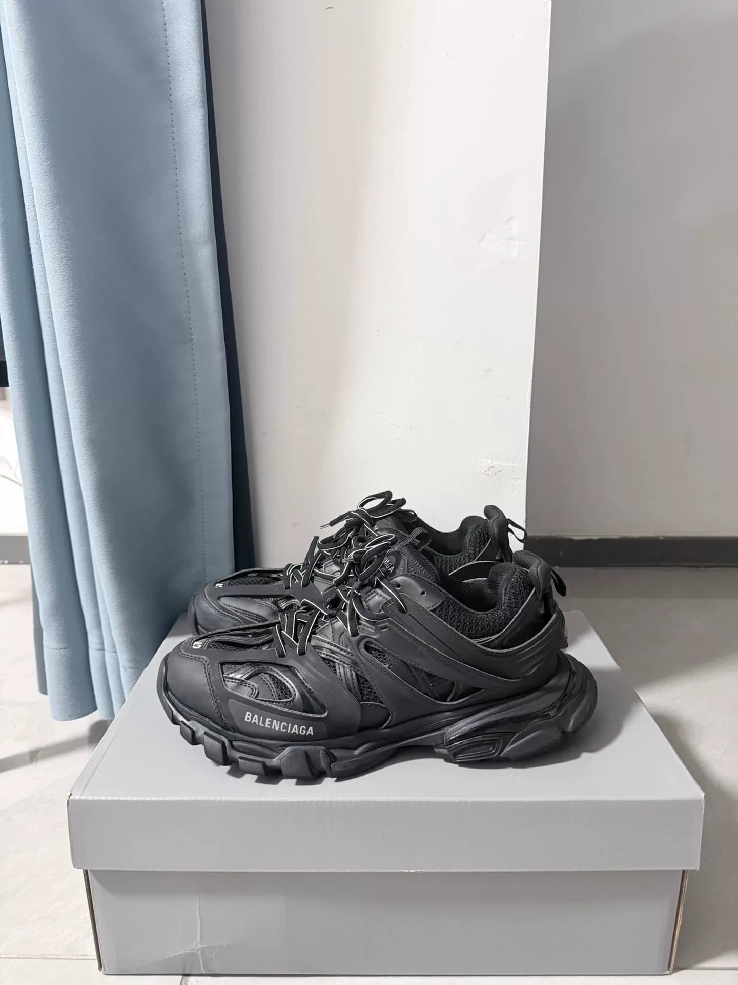 Кроссовки Balenciaga Balenciaga черные с низким вырезом, золотистые