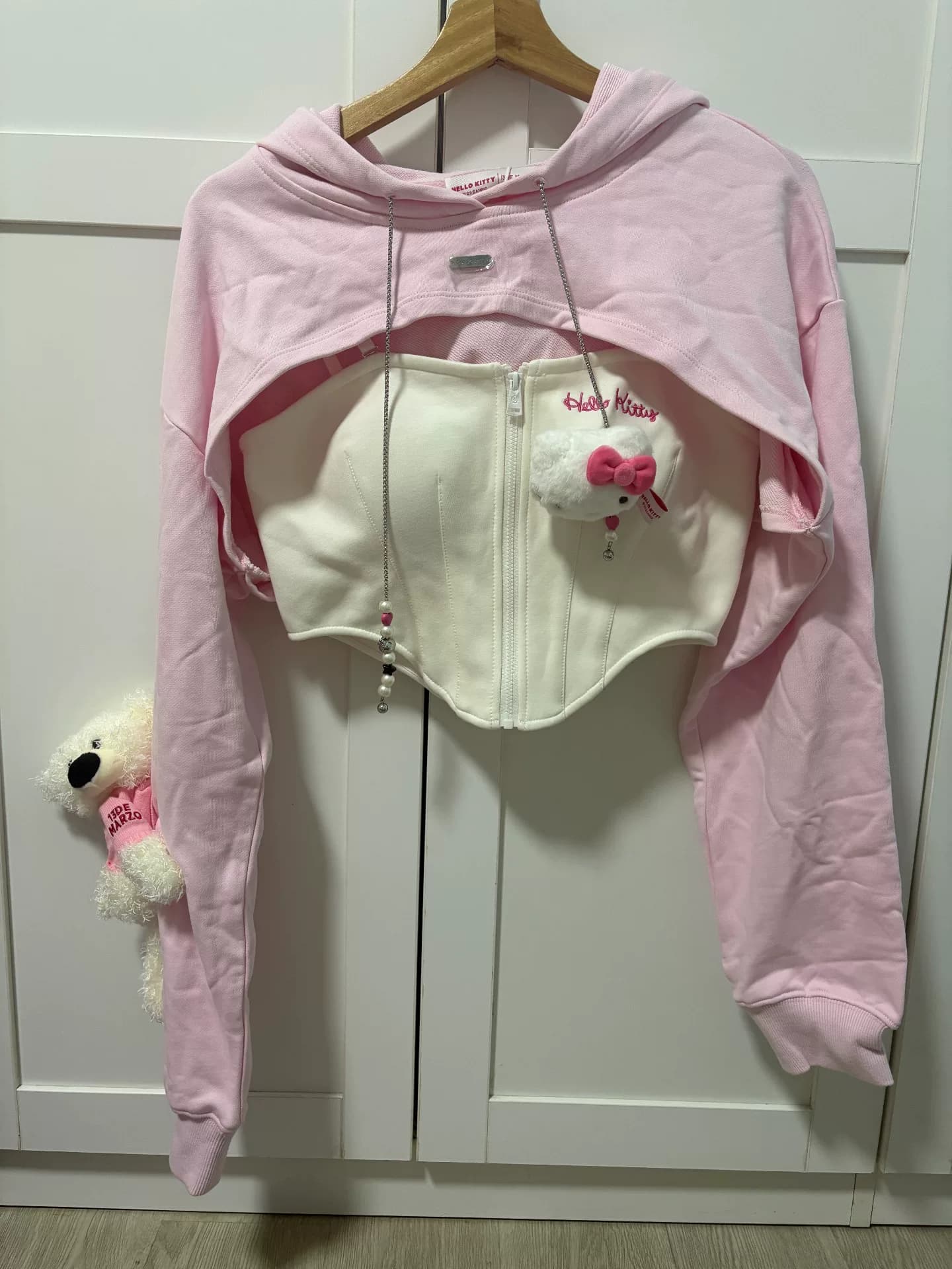13DE MARZO x Совместный короткий свитер Hello Kitty