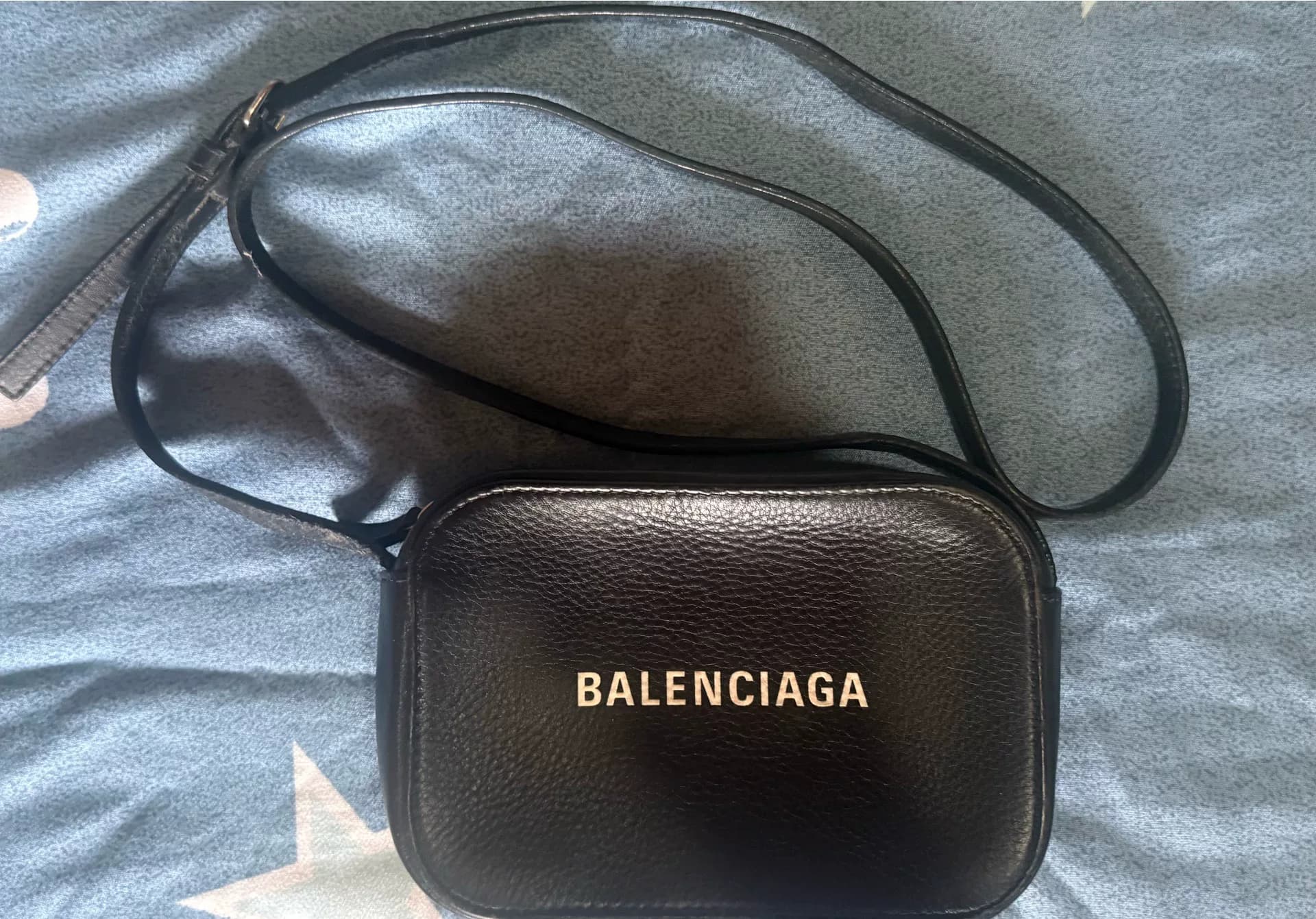 Balenciaga Черная сумка для фотоаппарата Balenciaga, купленная на три или четыре года, носила с собой два или три