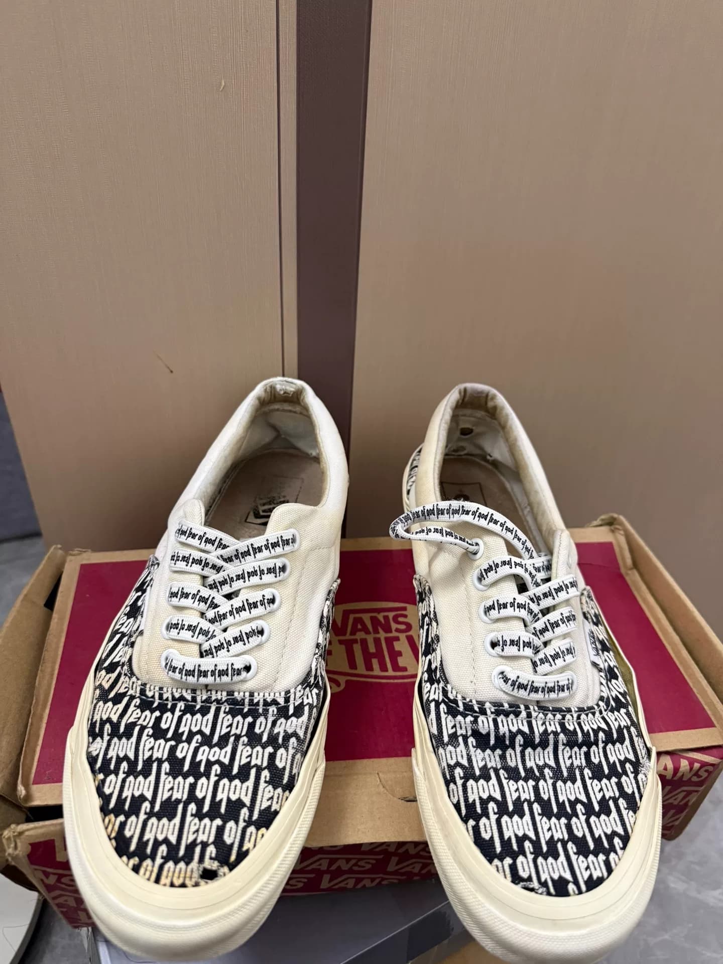 Совместное название Genuine fear of god x vans, черно-белый полупечатный рисунок