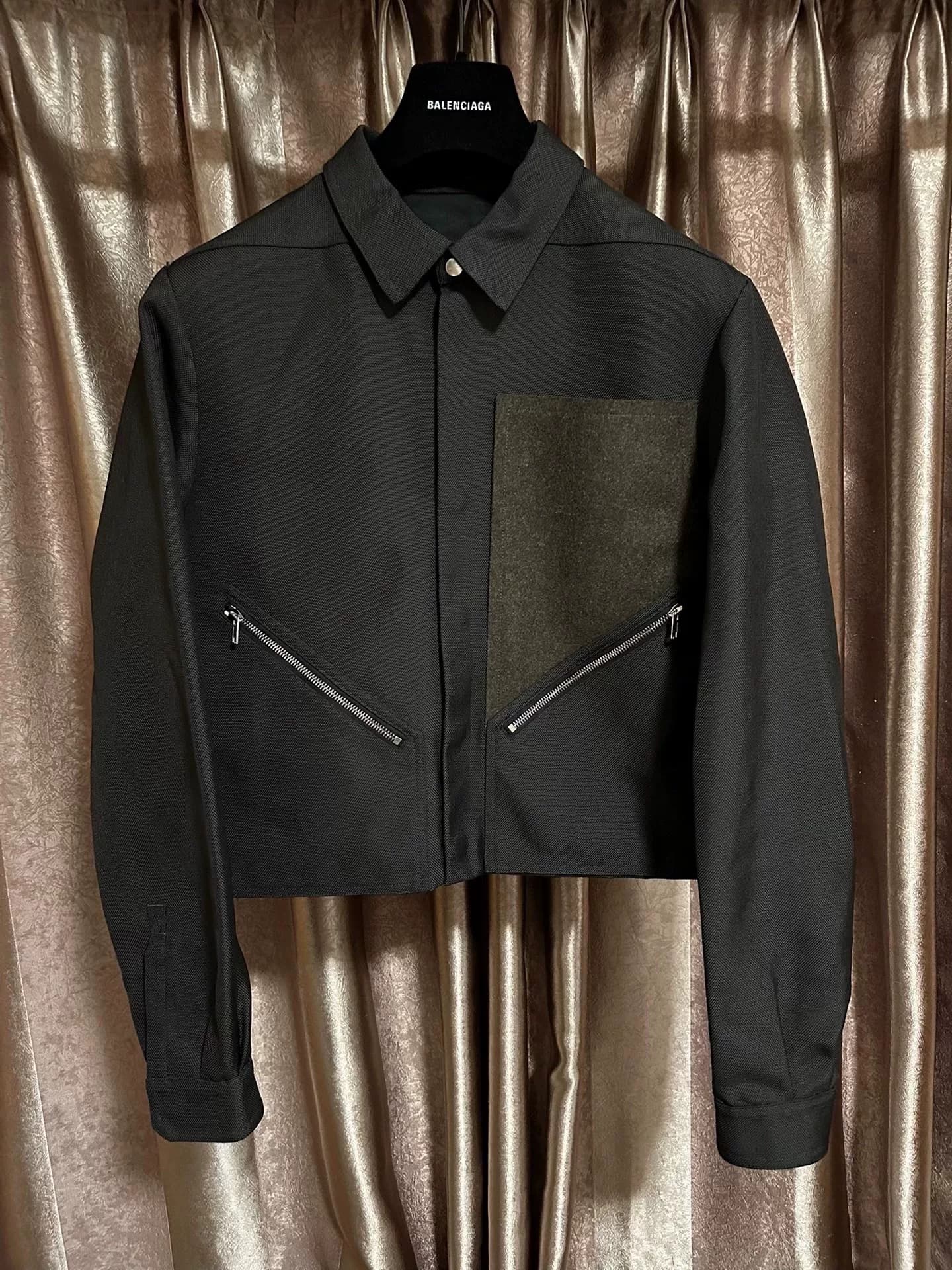 Rick Owens tour alice main line сначала натягивает резиновую ленту для стрижки