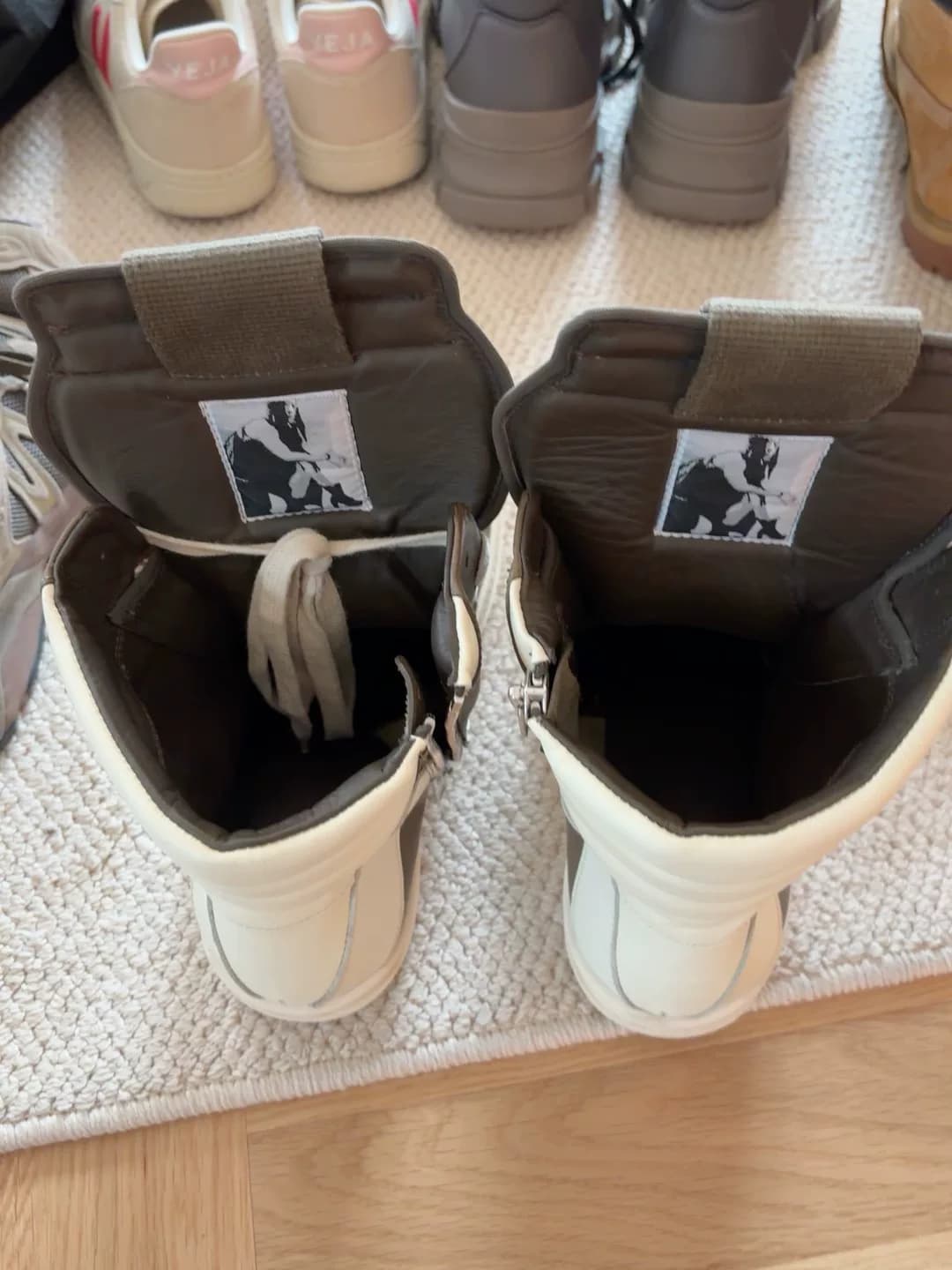 Высокие ботинки с перевернутым треугольником от Rick Owens, черно-белая цветовая гамма, дизайн на толстой подошве, кожа в тон
