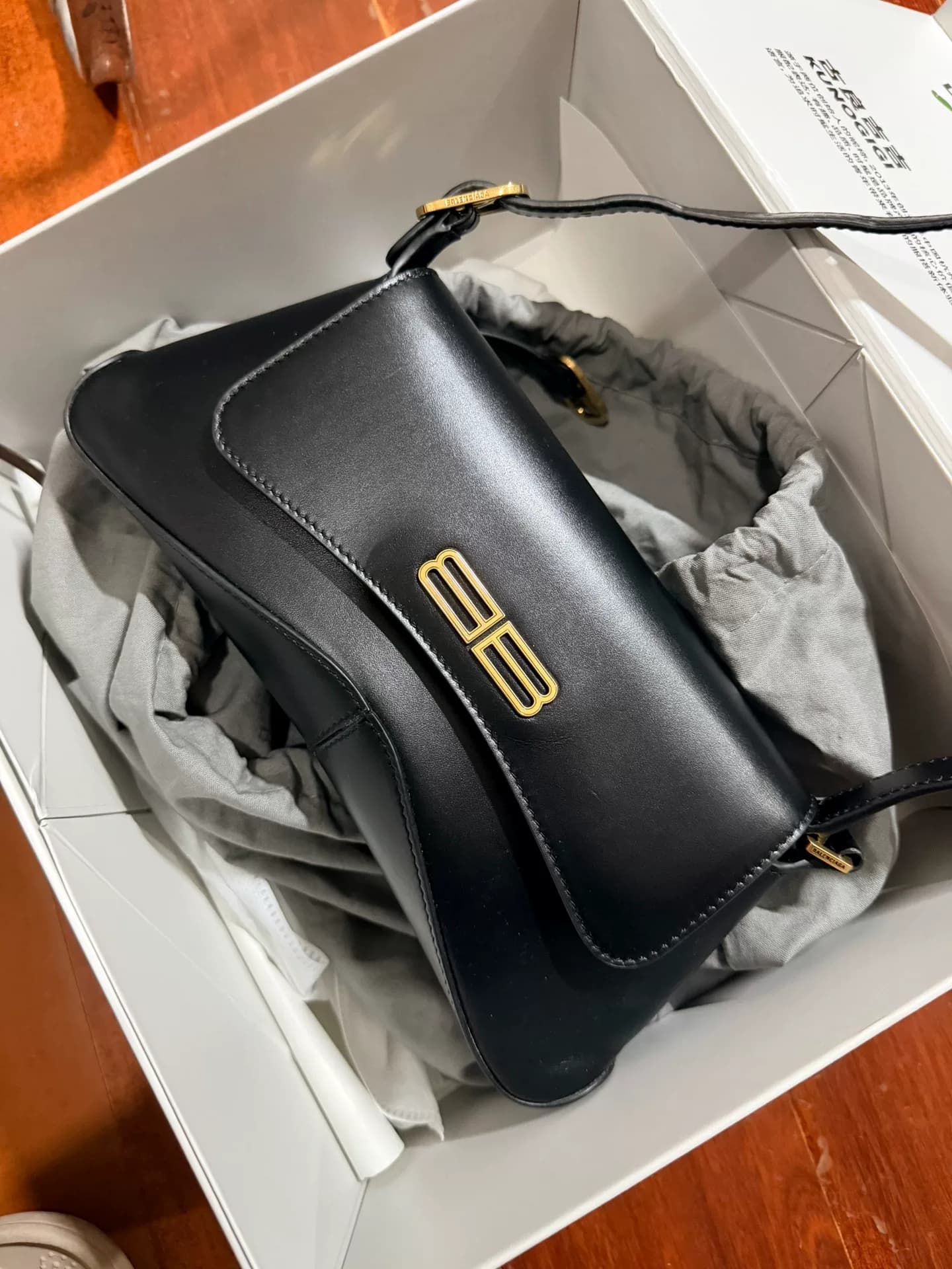 Мужская сумка-мессенджер Balenciaga на одно плечо черного цвета с классической застежкой BB lock может быть из кожи-мессенджера на одно плечо