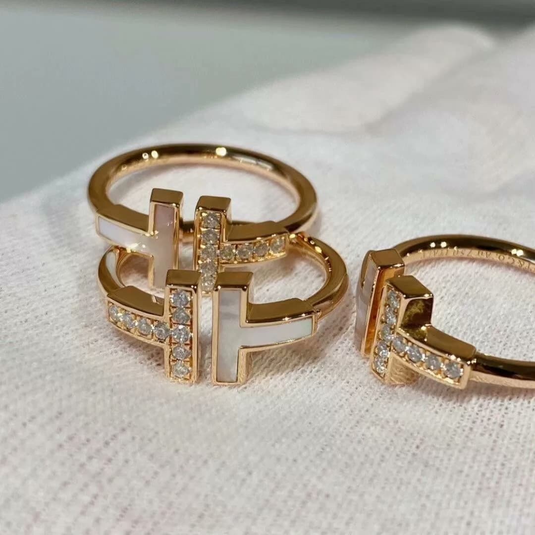 Кольцо Tiffany Tiffany Double T из розового золота с бриллиантами и белой фритиллярией в форме половины бриллианта.