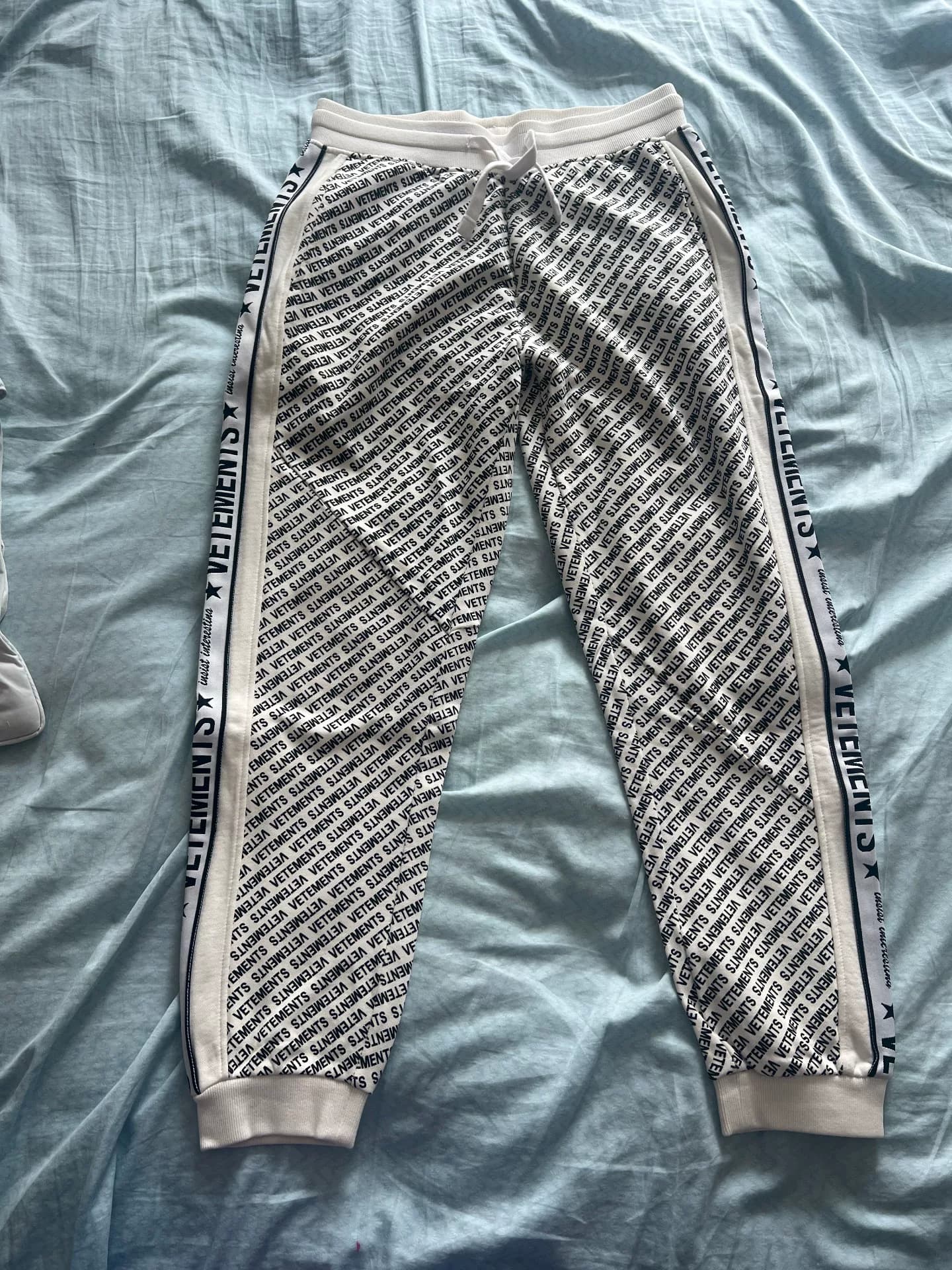 Спортивные брюки VETEMENTS размера M для весенне-осенней одежды с незначительными потертостями 100