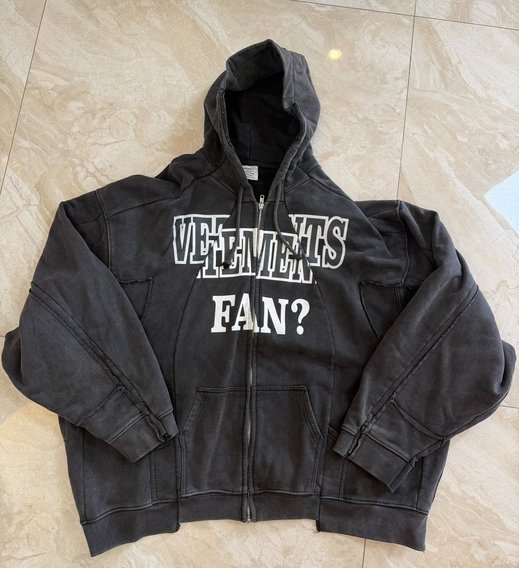 Выстиранный свитер с надписью VETEMENTS на молнии