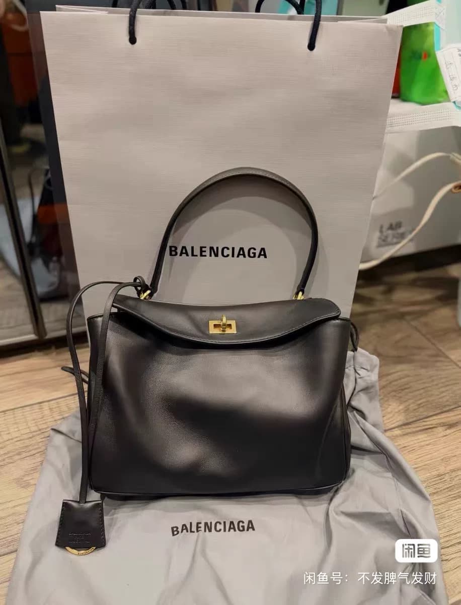 Balenciaga rodeo небольшого размера, в черно-золотой цветовой гамме, идеально подходит для ежедневных прогулок, подходит по стилю.