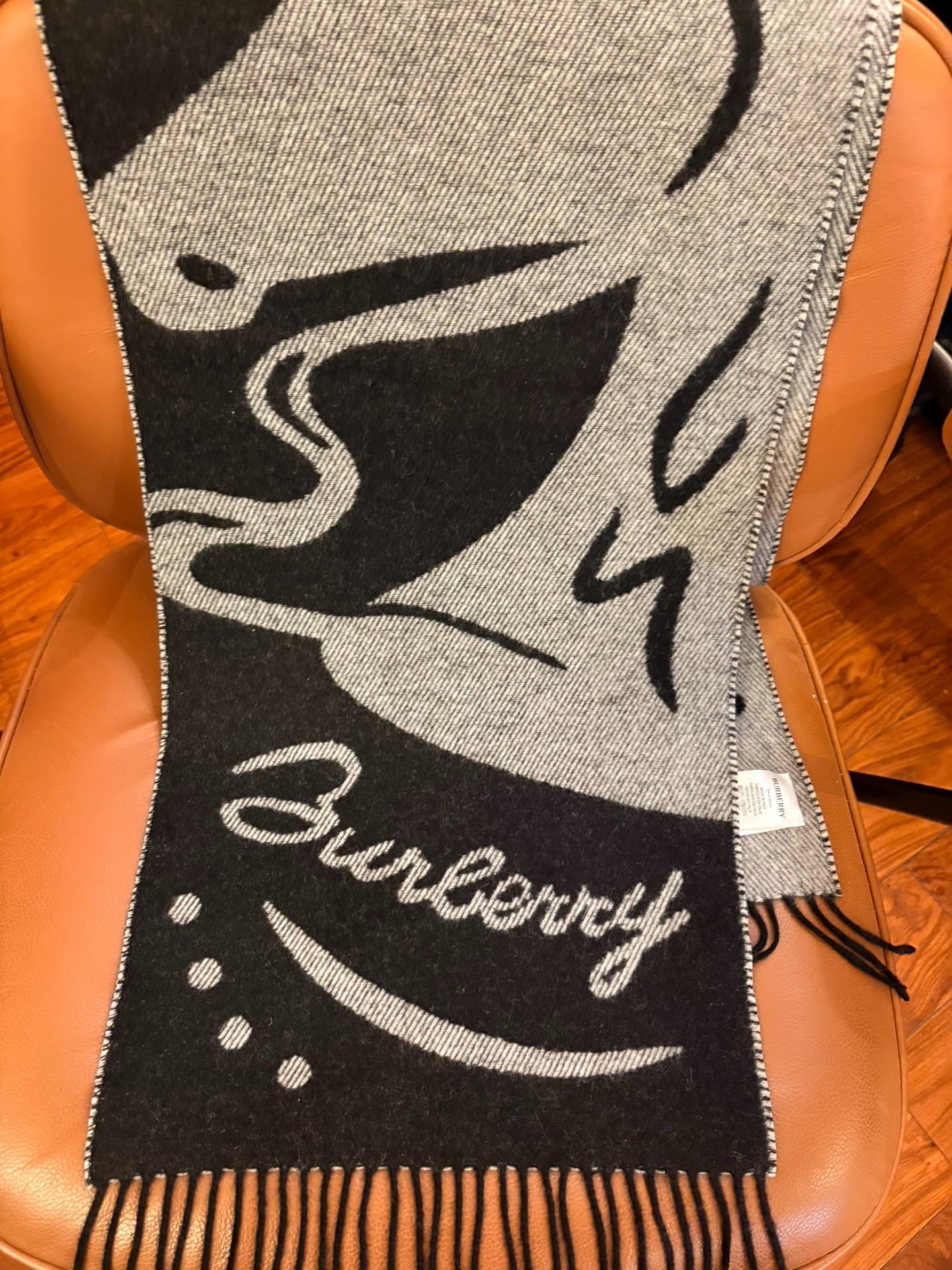 Кашемировый шарф Burberry horse head из чистого кашемира, 100% кашемир, абсолютно новый.Классический узор в виде лошадиной головы, черный