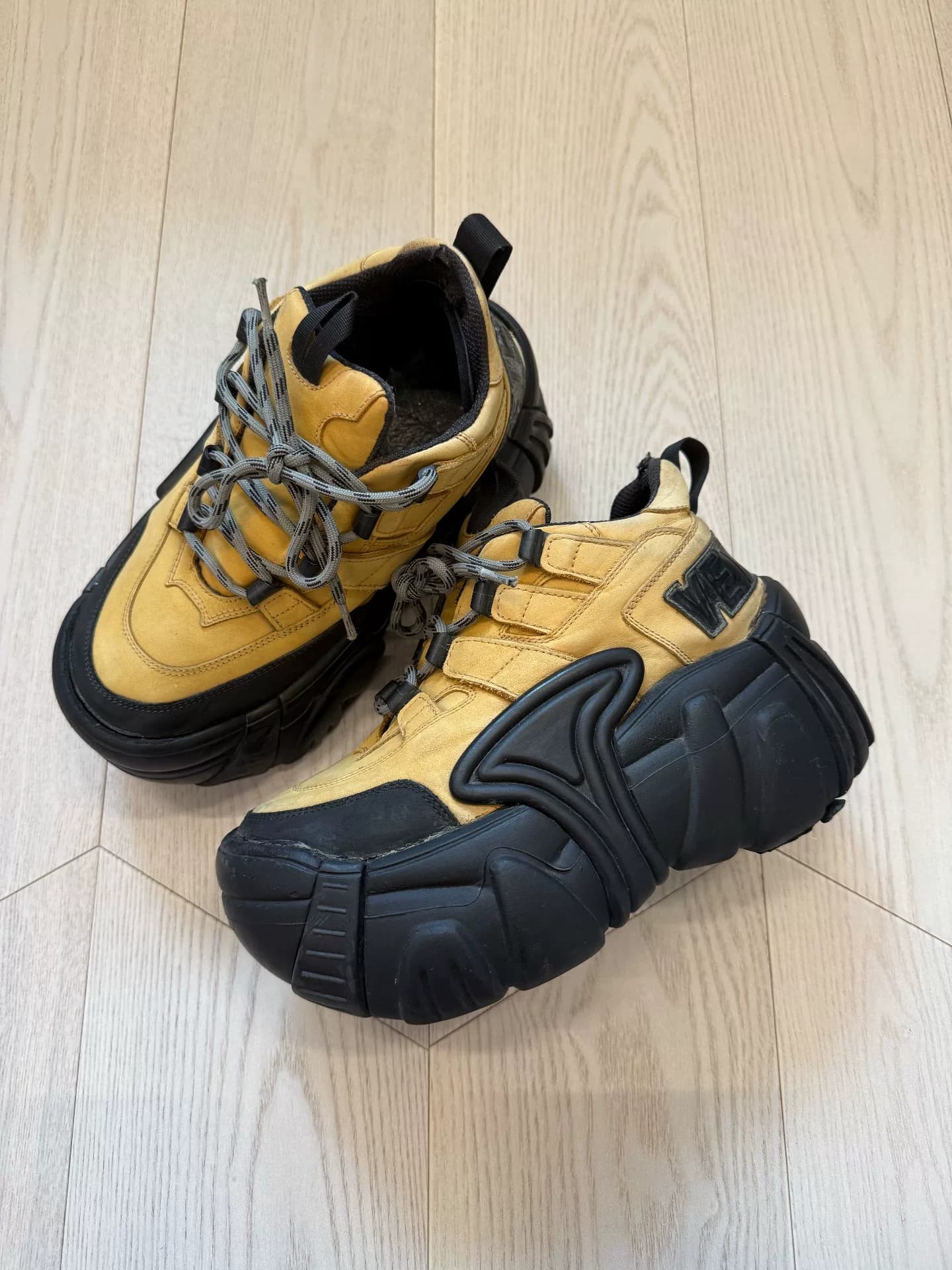Vetements Клянутся лондонской платформой