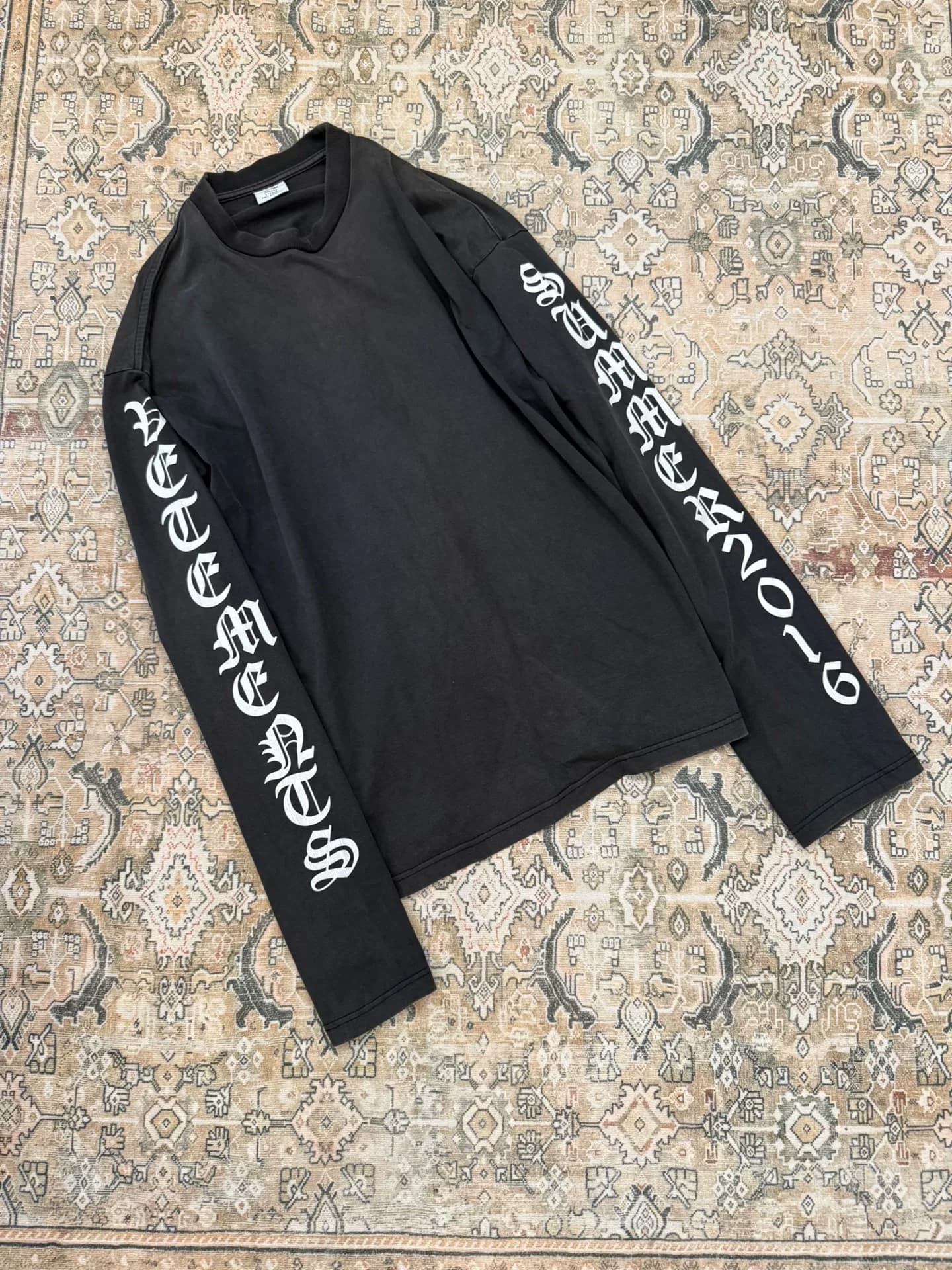 Оригинальная футболка VETEMENTS с длинными рукавами на санскрите