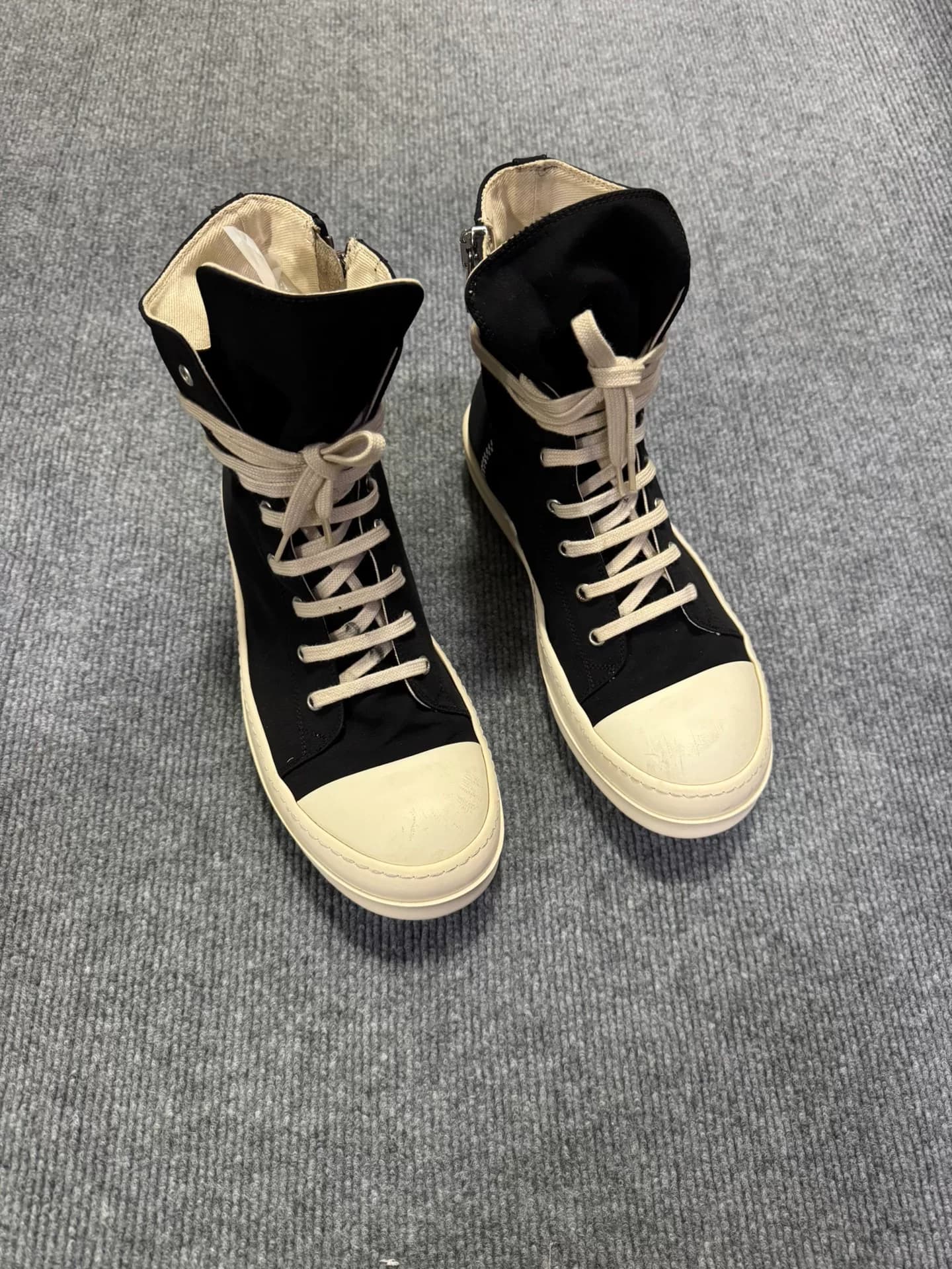 Рик Оуэнс (Rick Owens), автор большого конверса, этот материал очень