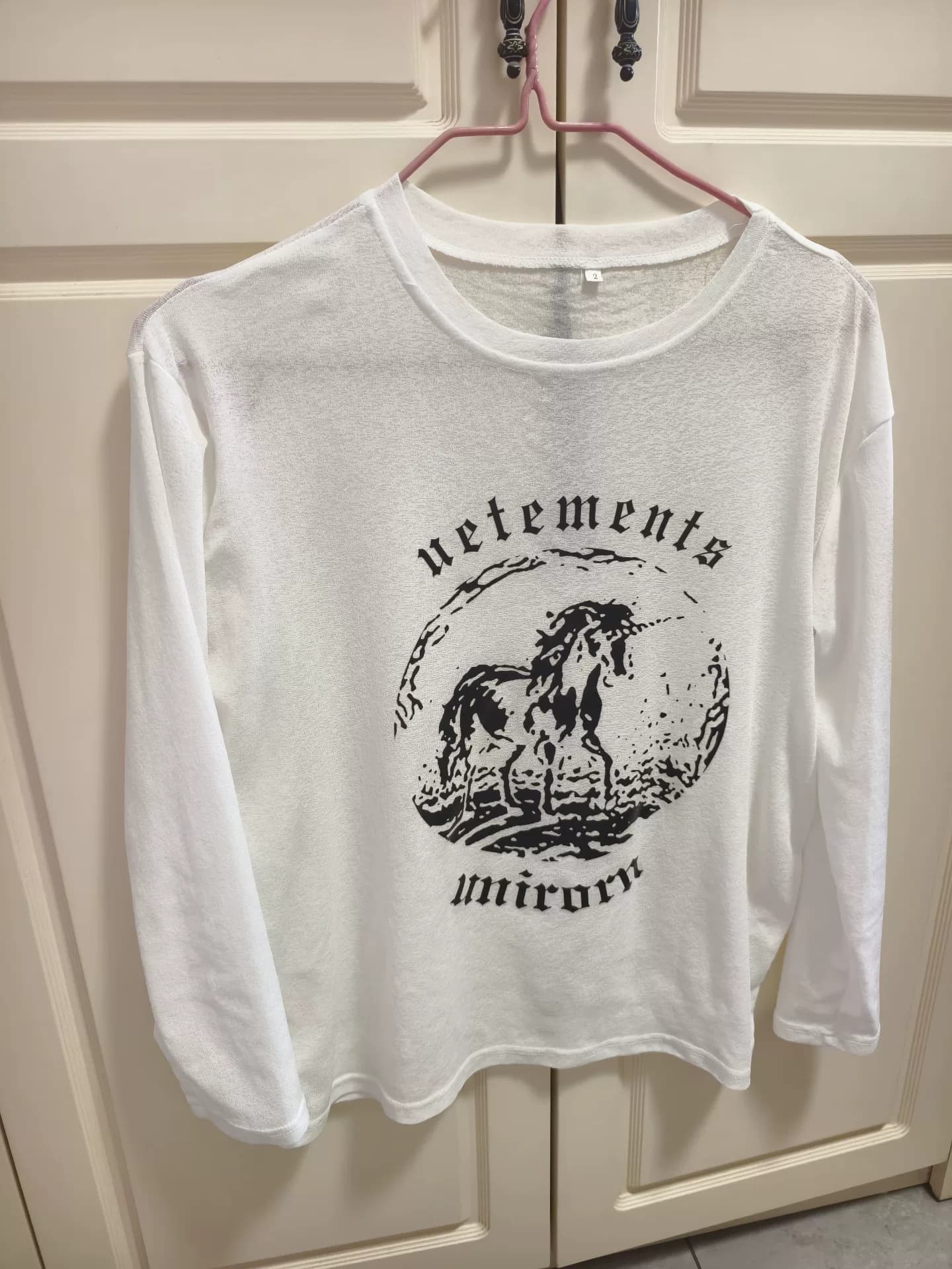Футболка с длинными рукавами и принтом единорога Vetements, белая, свободного кроя, один размер,