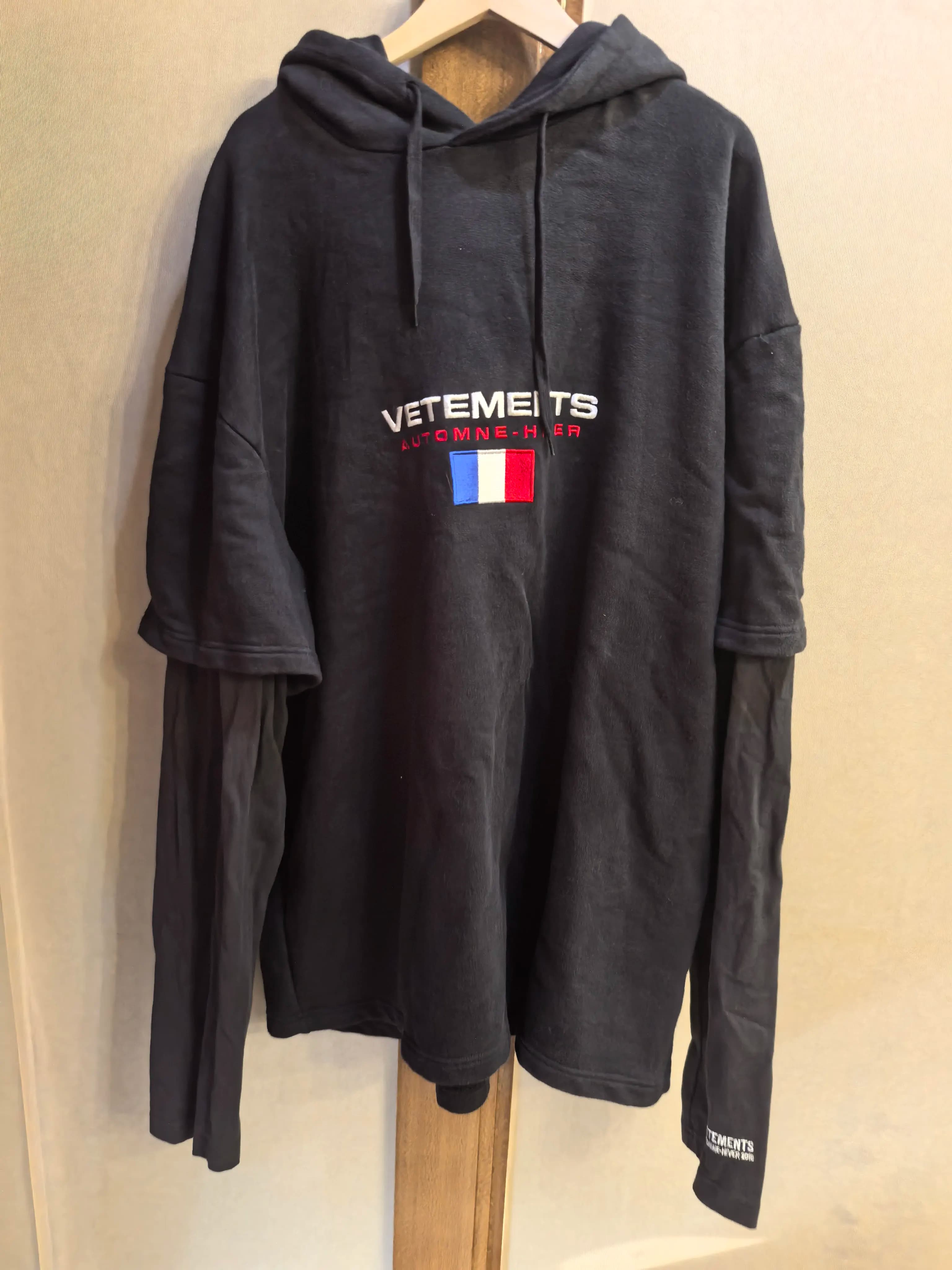 Поддельный свитер с капюшоном из двух частей Vetements, черный, с вышивкой французского флага