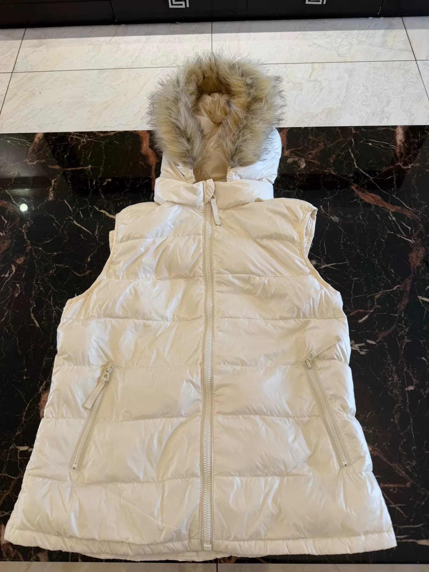 Почти новый женский пуховик GAP