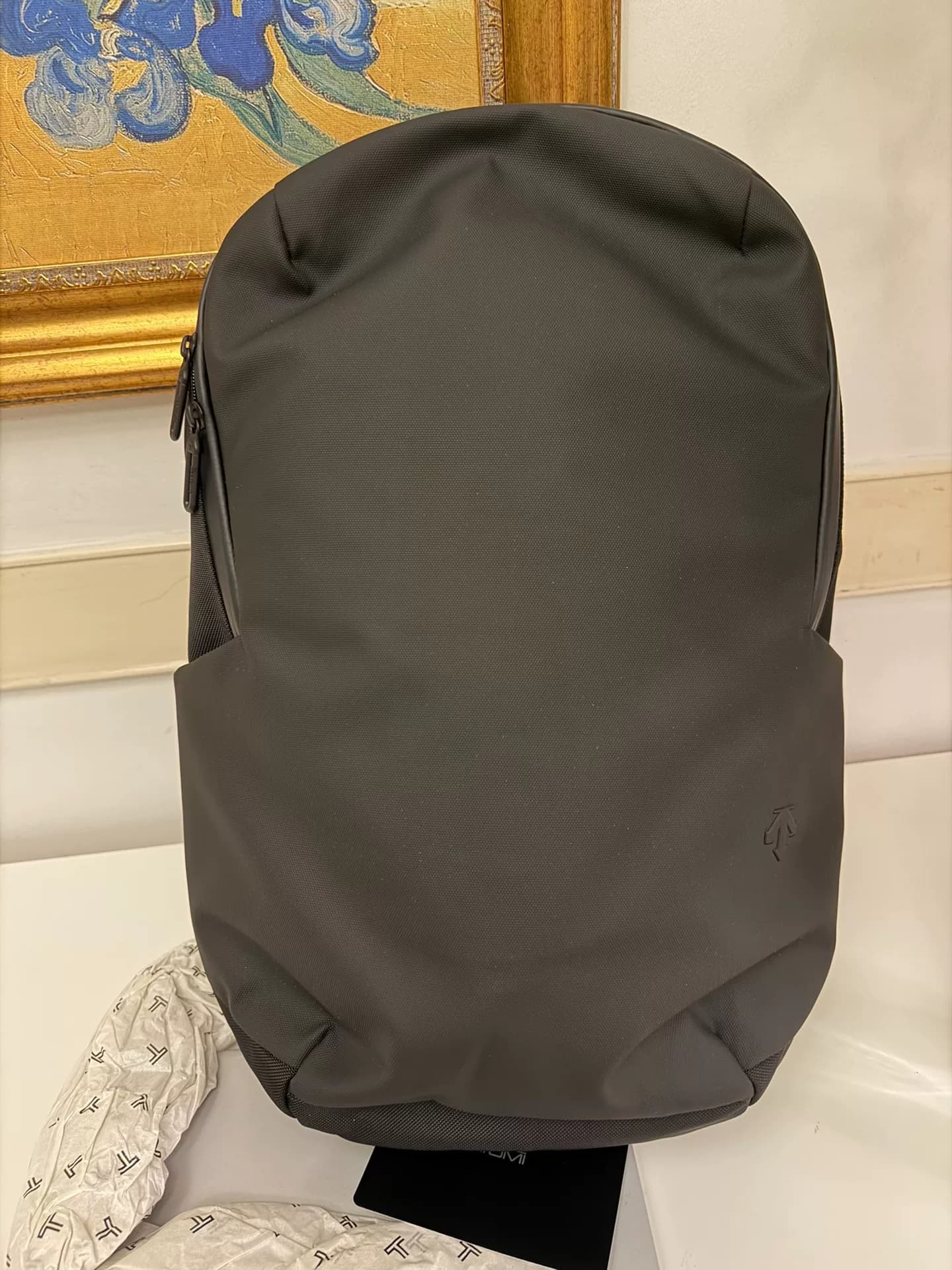 Печать логотипа DESCENTE DESCENTE MOVE PACK чисто ЧЕРНЫМ цветом