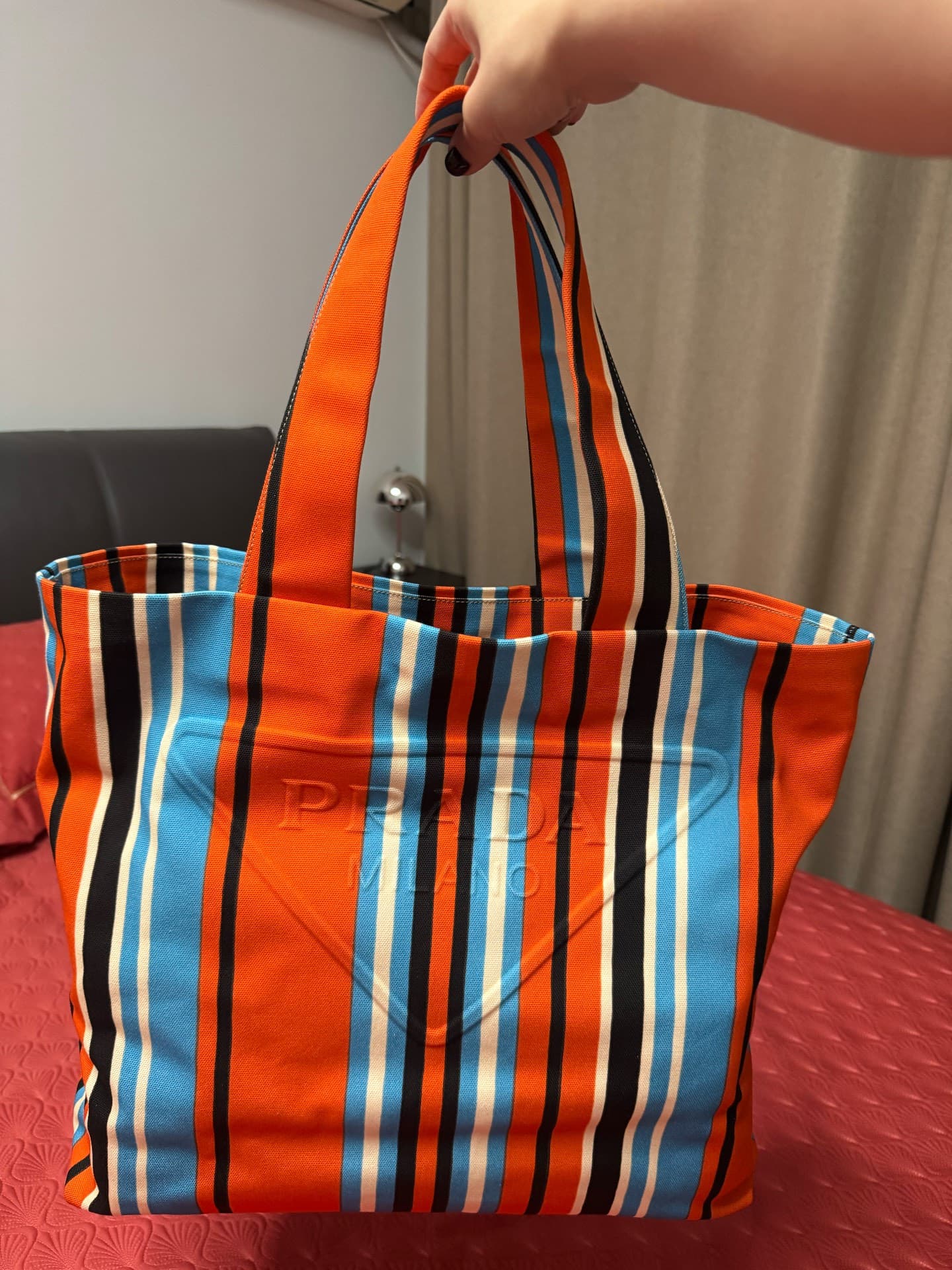 Холщовая сумка-тоут Prada в оранжевую и синюю полоску, почти новая, сделано в Италии, большая вместительность,