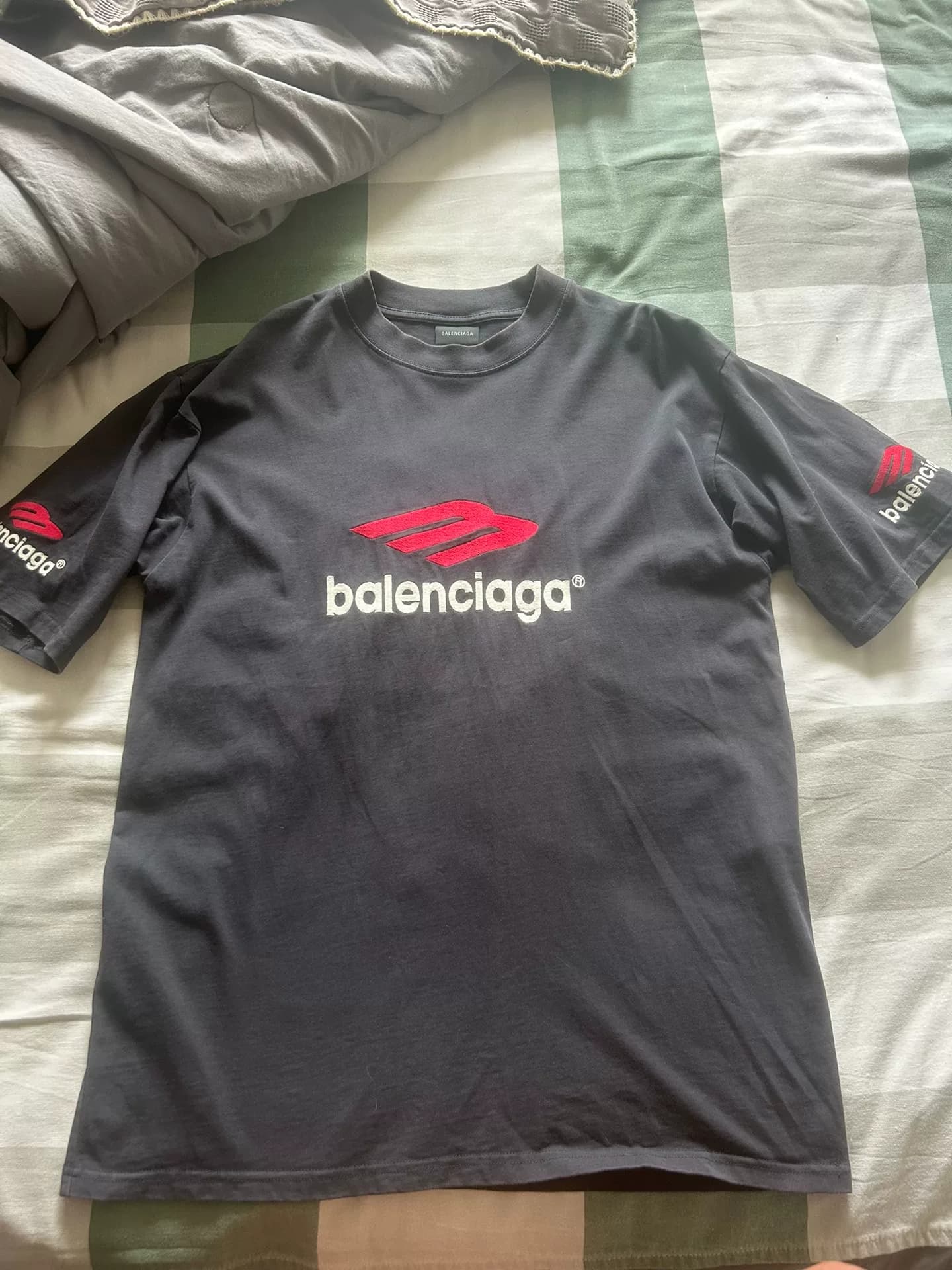Персональная коллекция Balenciaga Футболка с вышивкой Balenciaga big M и короткими рукавами размера S