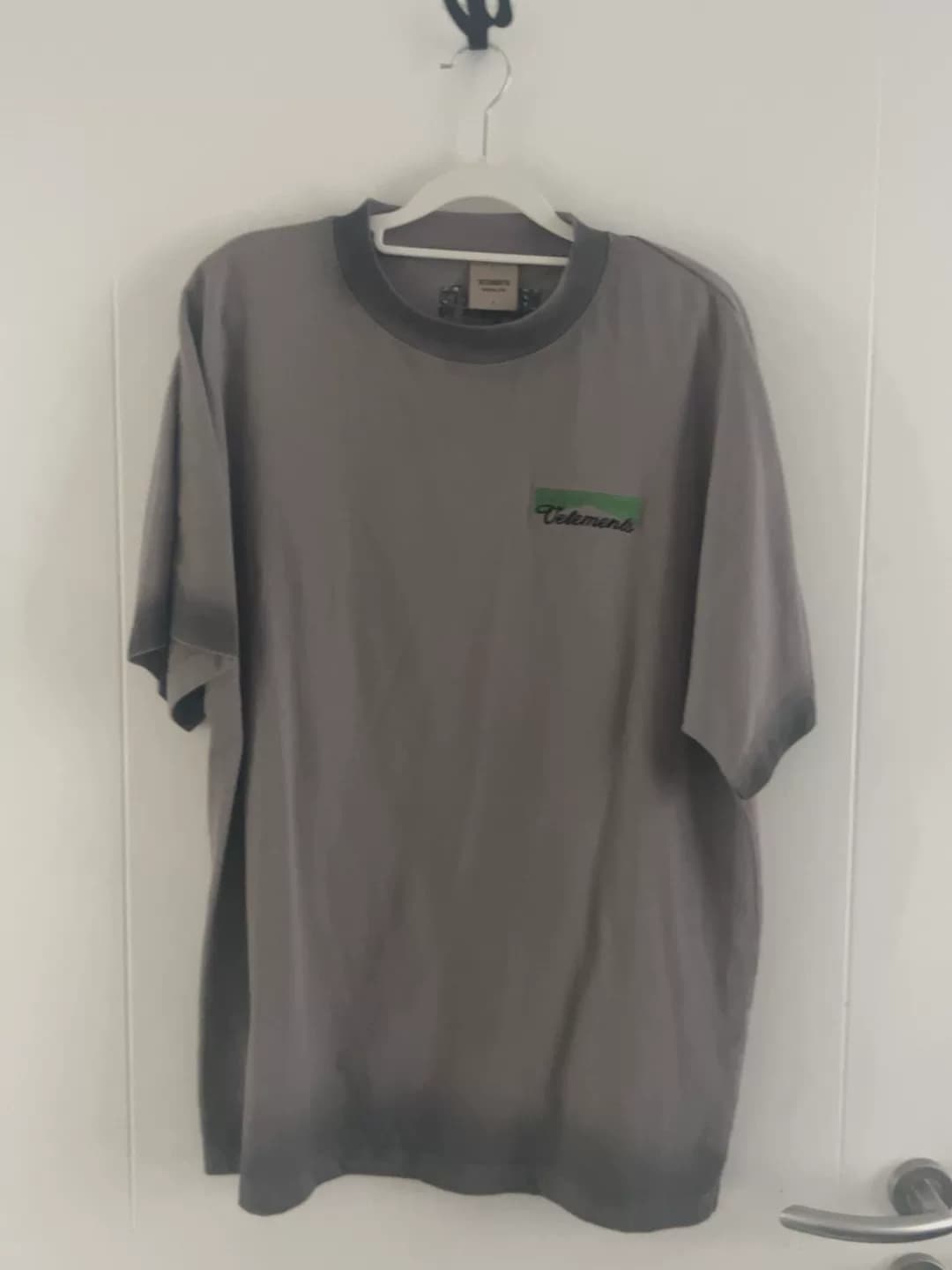 Футболка VETEMENTS с короткими рукавами, размер S, темно-серая, из чистого хлопка, очень удобная в носке