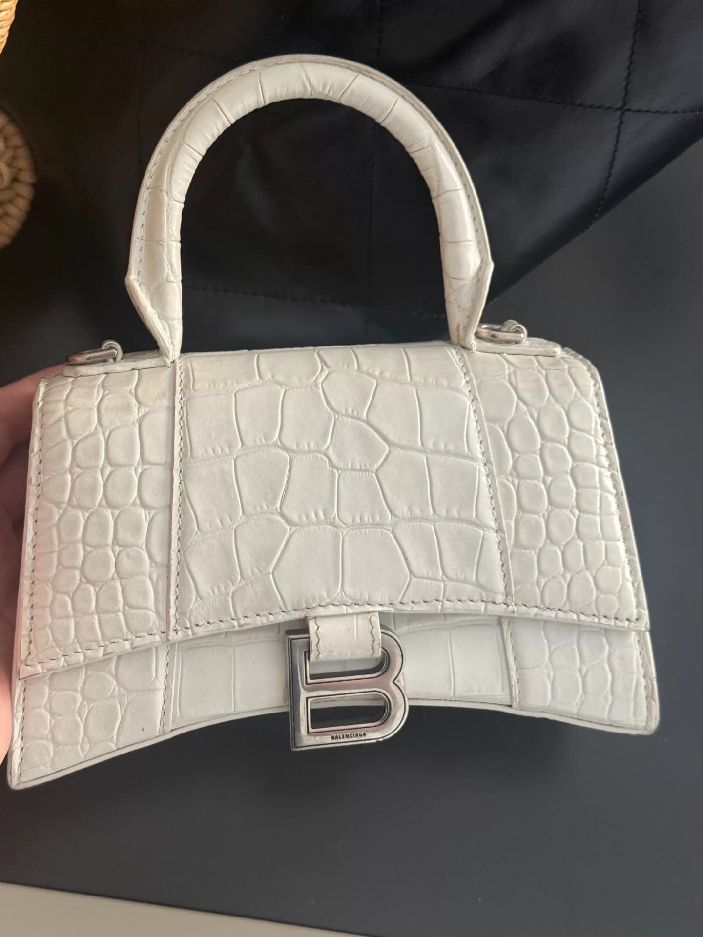 На картинке показан цвет Balenciaga Snow white. Не удается найти крепление для ремешка inspection treasure.