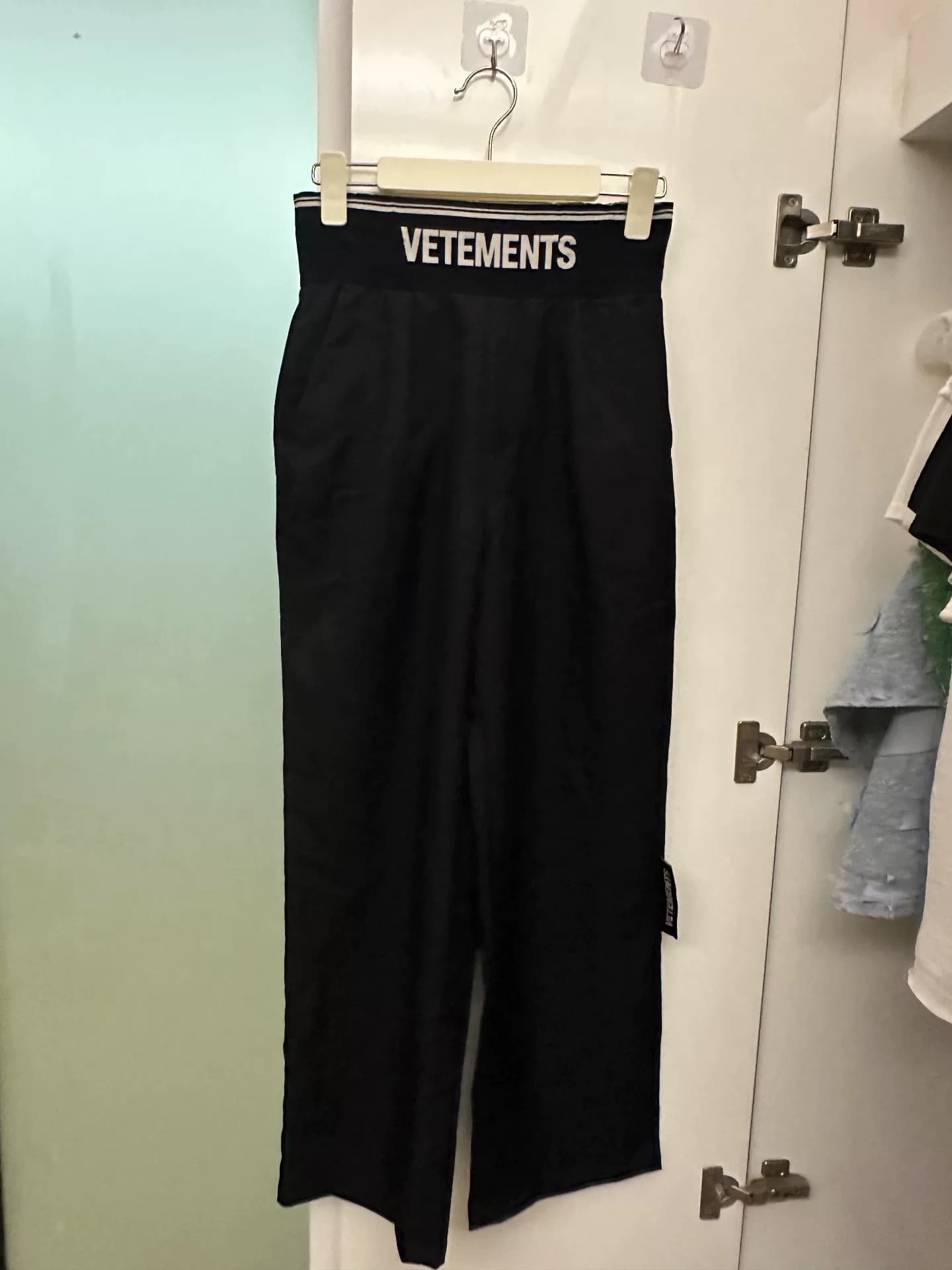 Черные брюки VETEMENTS с высокой талией, размер M, весенние и осенние модели.Брюки с круглым вырезом на талии и фирменной этикеткой сбоку. Брюки своб…