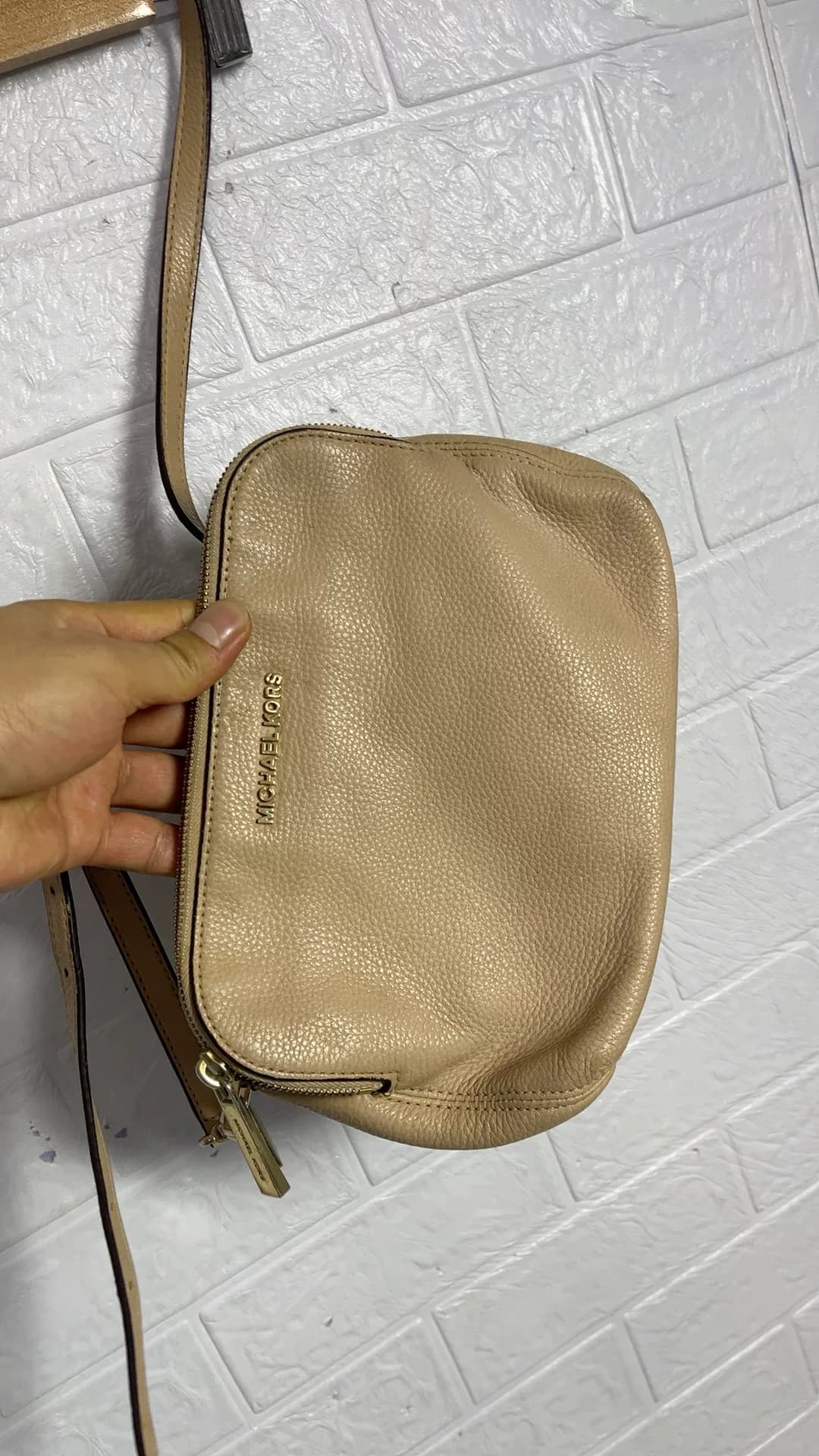 Серая сумка-мессенджер MKMICHAEL KORS Elephant серого цвета