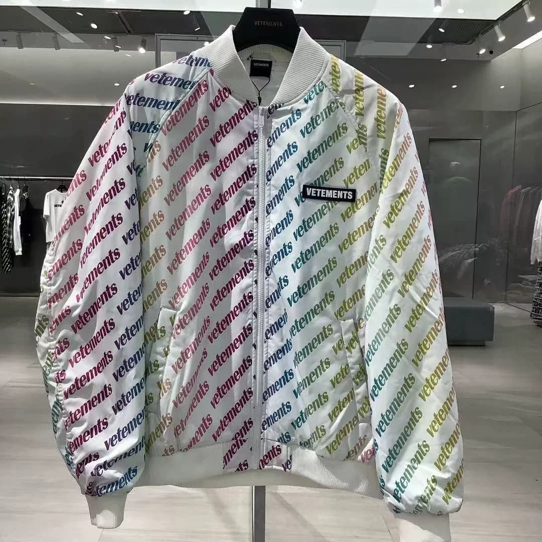 Хлопчатобумажная куртка с буквенным принтом VETEMENTS Witt Meng, доступна в черном и белом цветах, артикул