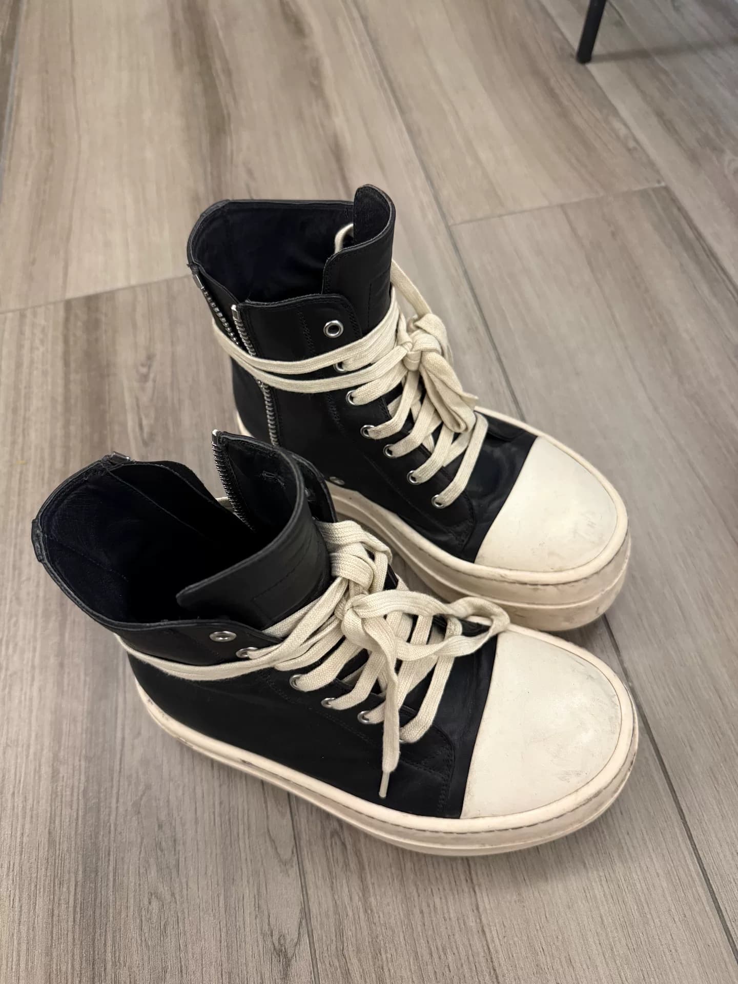 Обувь на толстой подошве с высоким берцем от RICK OWENS main line, черно-белая кожаная обувь на толстой подошве в тон
