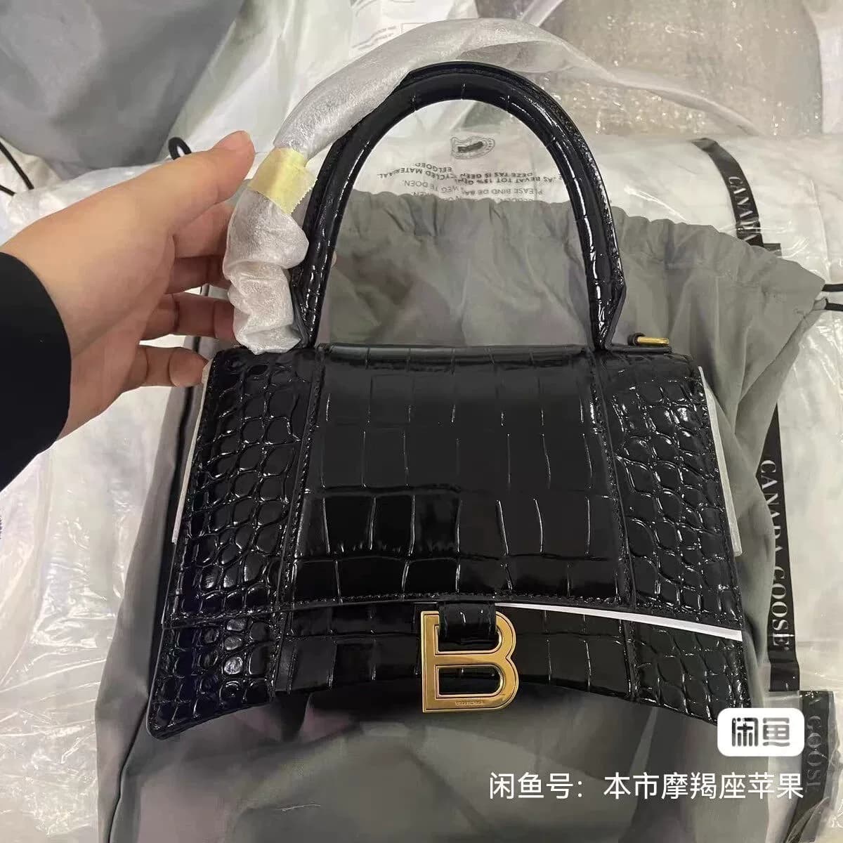 сумка-песочные часы Balenciaga Balenciaga с черным крокодиловым узором и золотой пряжкой, классическая модель размера S, приобрете…