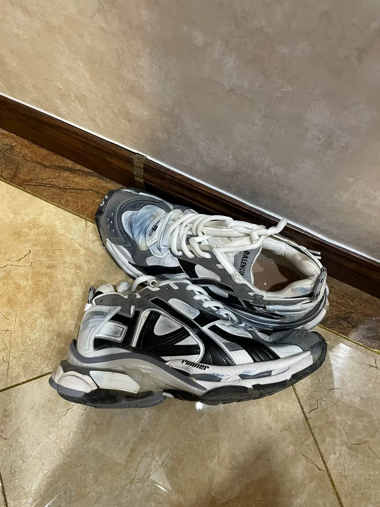 Balenciaga runner 7.5 runner черно-белый цвет 42 размер по диагонали