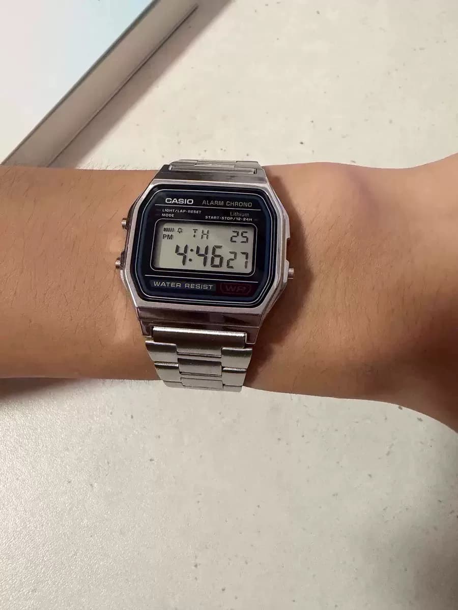 Совершенно новые маленькие квадратные электронные часы Casio A159WA, серебристый ремешок из нержавеющей стали, классическое ретро