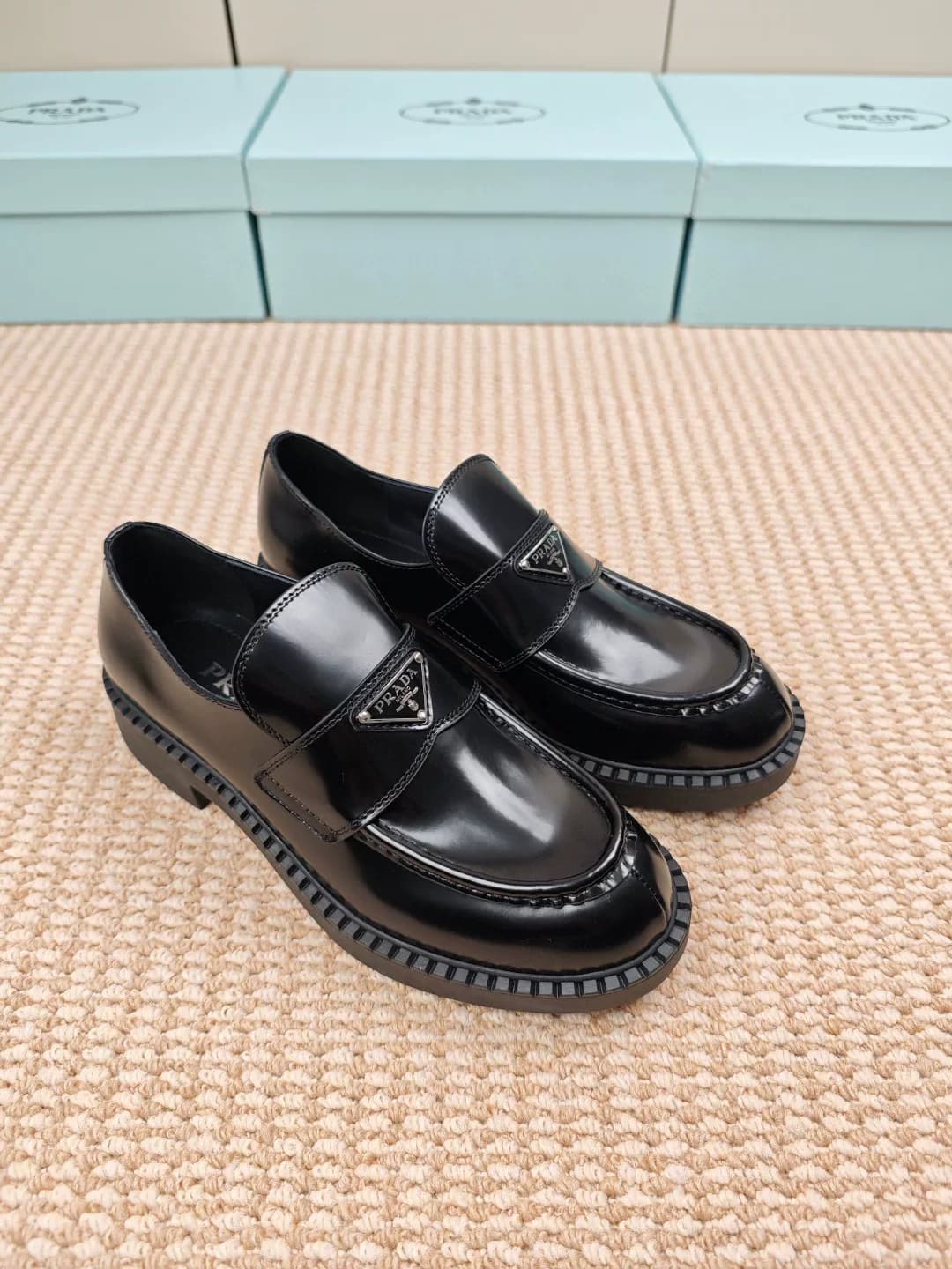 PRADA Черные кожаные туфли Prada с классической треугольной этикеткой шоколадного цвета