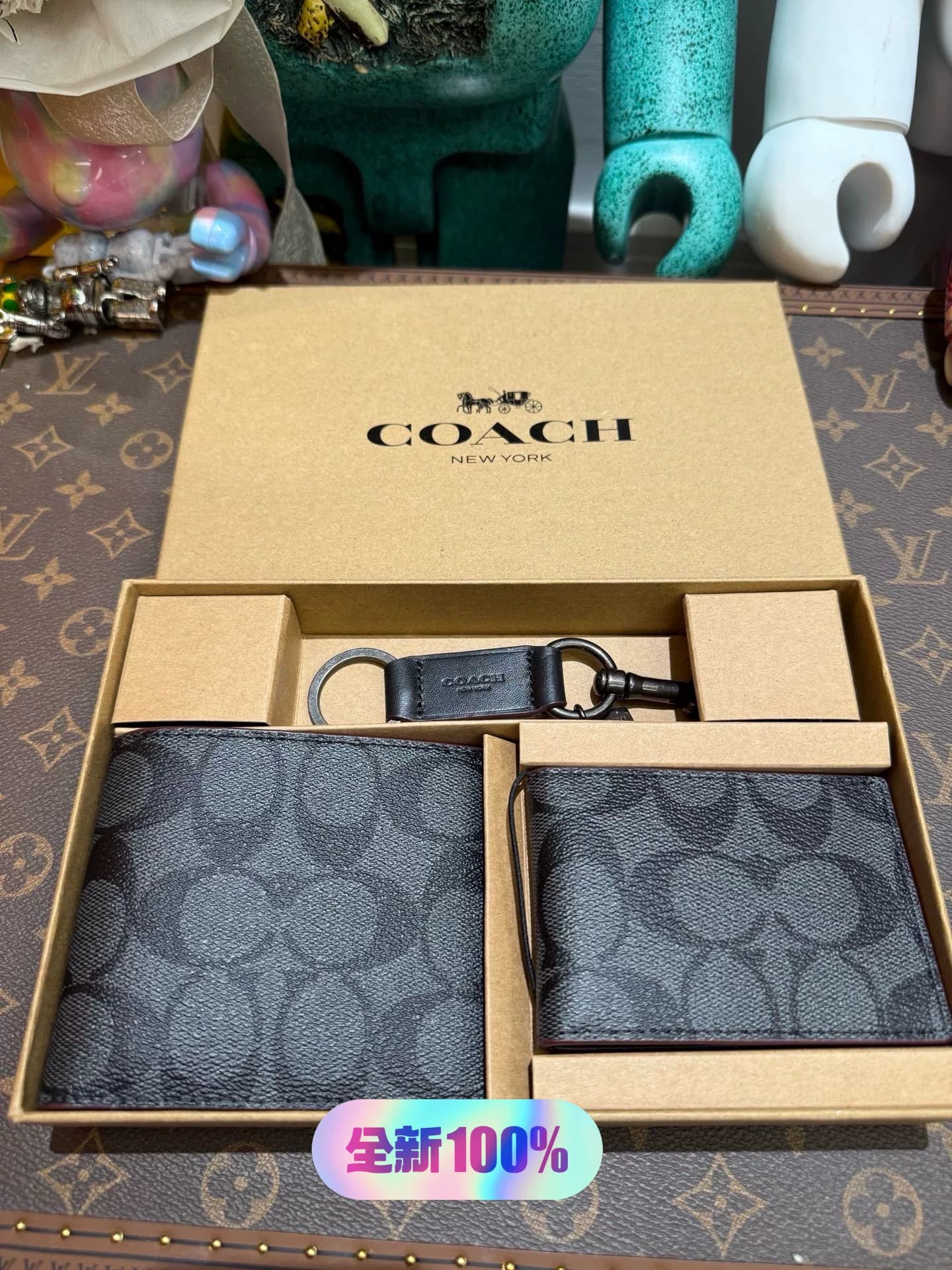 Совершенно новый кошелек Coach classic для пресбиопии "три в одном" состоит из короткого красного бумажника в масляной оправе, футляра для карточек и…