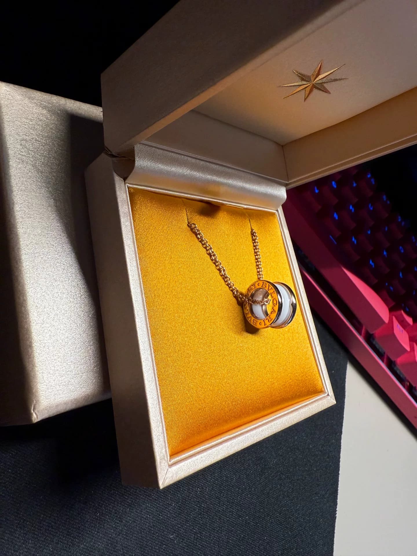 Подлинное весеннее ожерелье из белой керамики Bulgari