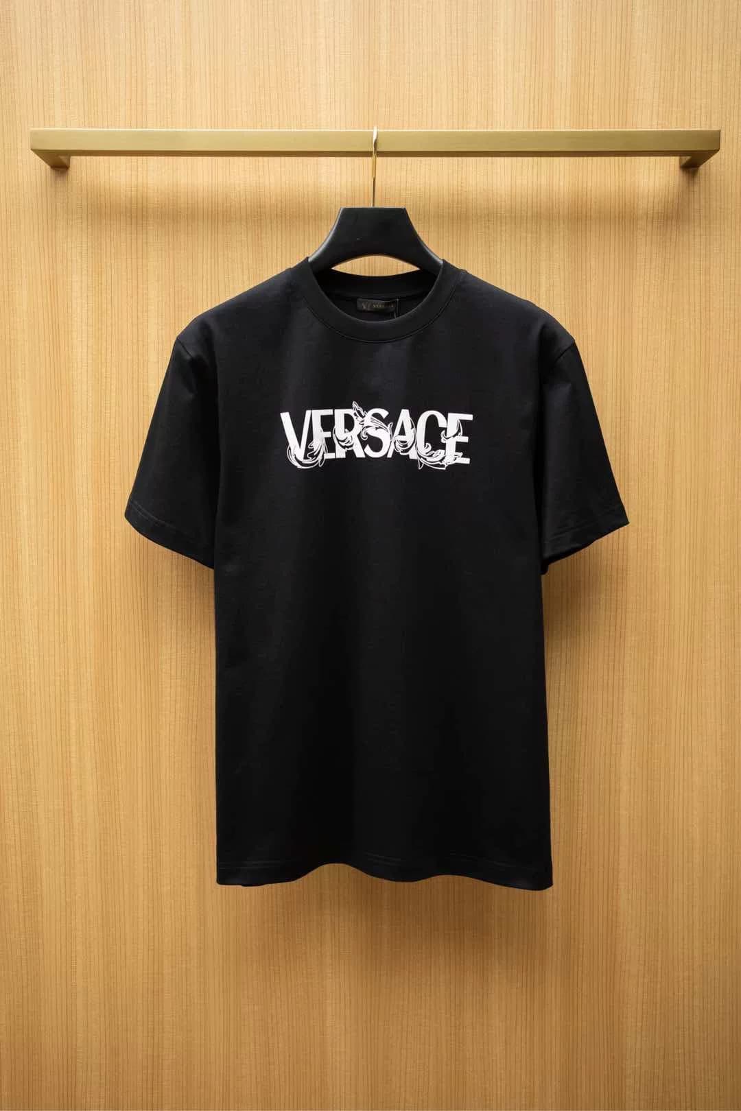 Одновременно с VERSACE был запущен новый официальный прилавок VERSACE 2025ss