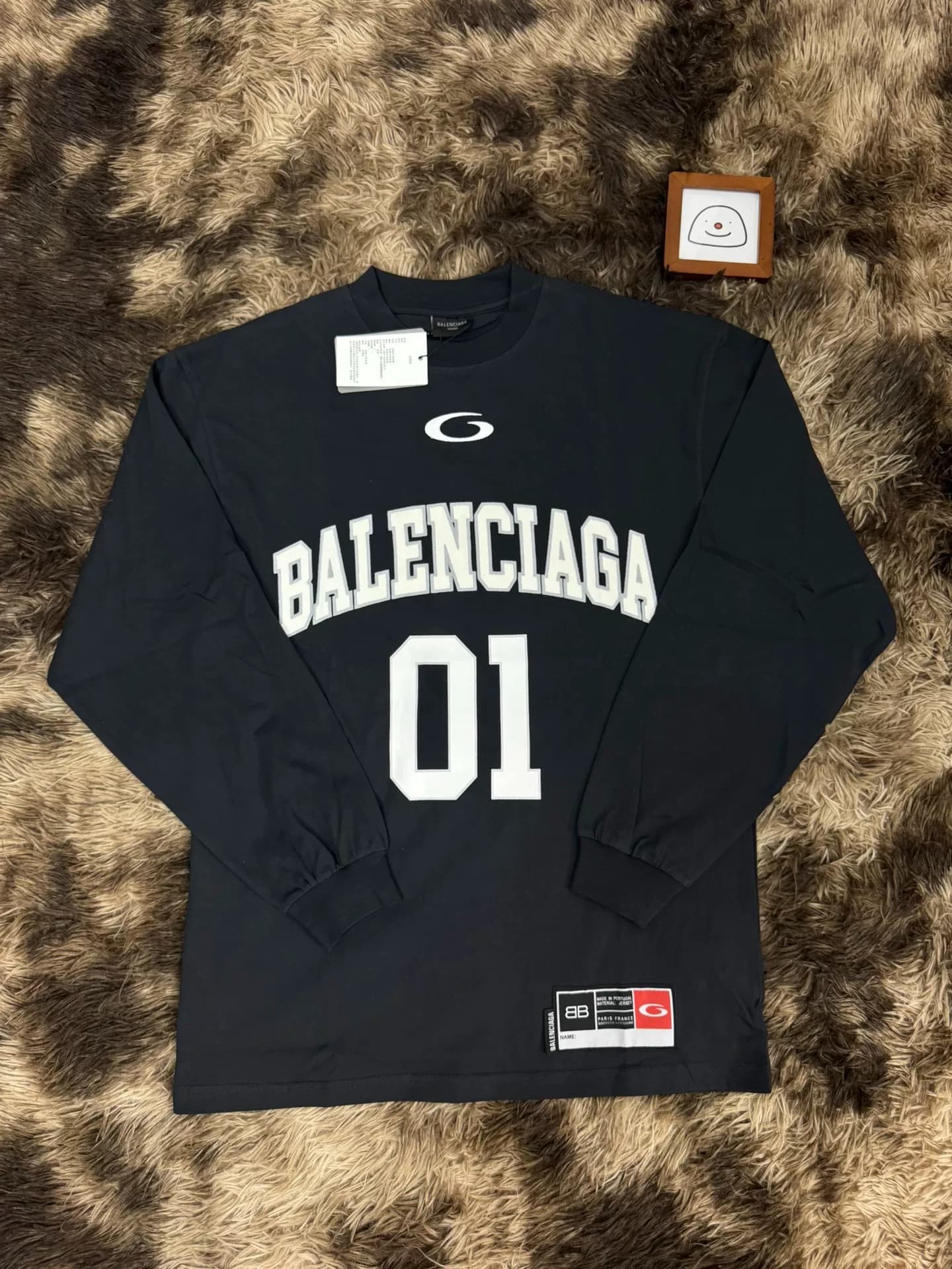 Balenciaga Баскетбольная серия Balenciaga SS25 футболка с круглым вырезом и длинными рукавами с буквенным принтом свободного кроя для мужчин цвет: че…