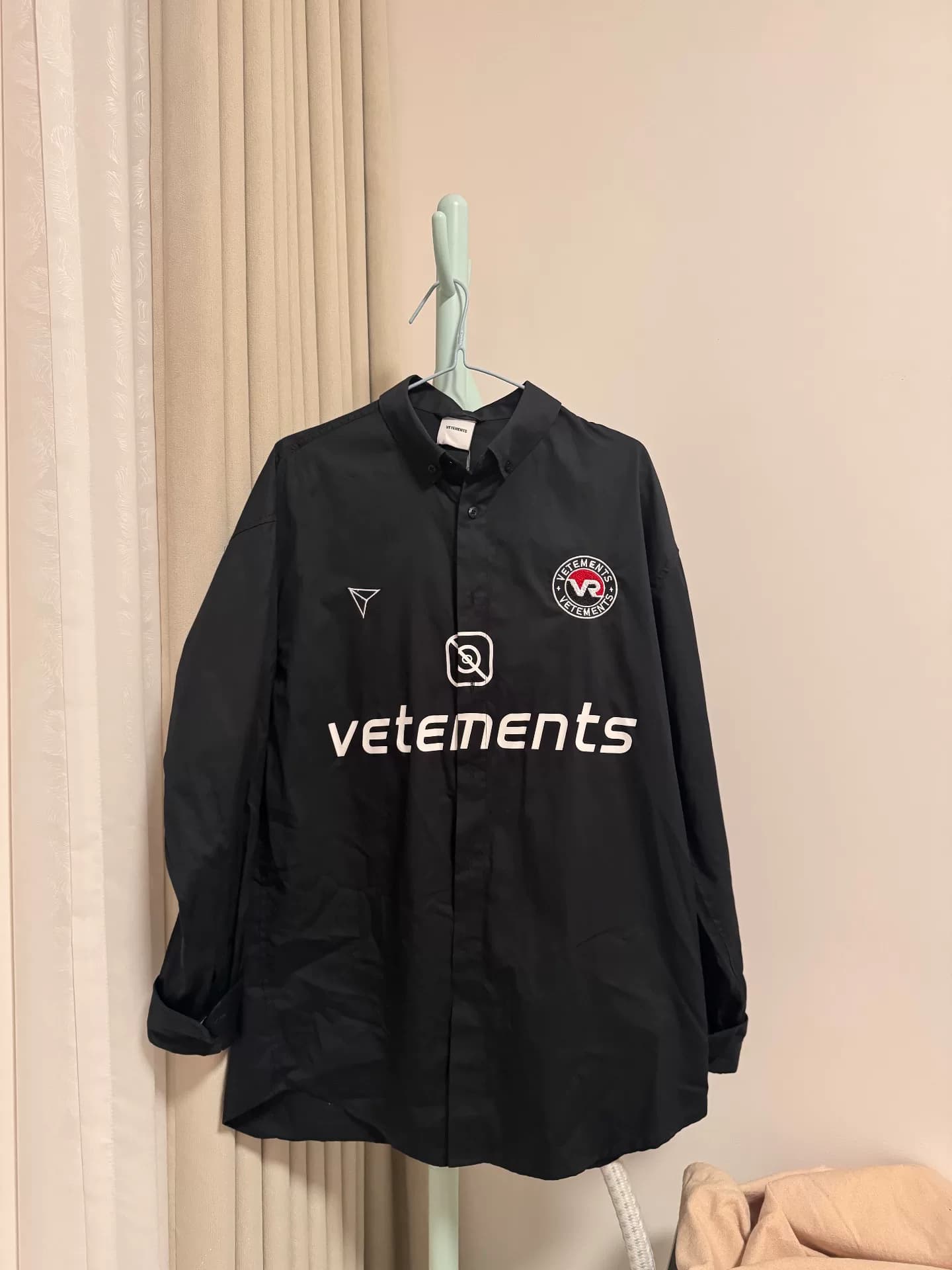 Рубашка Vetements размера S, которую могут носить как мужчины, так и женщины, длина рубашки составляет 85 см, и ее можно приобрести в кассе.