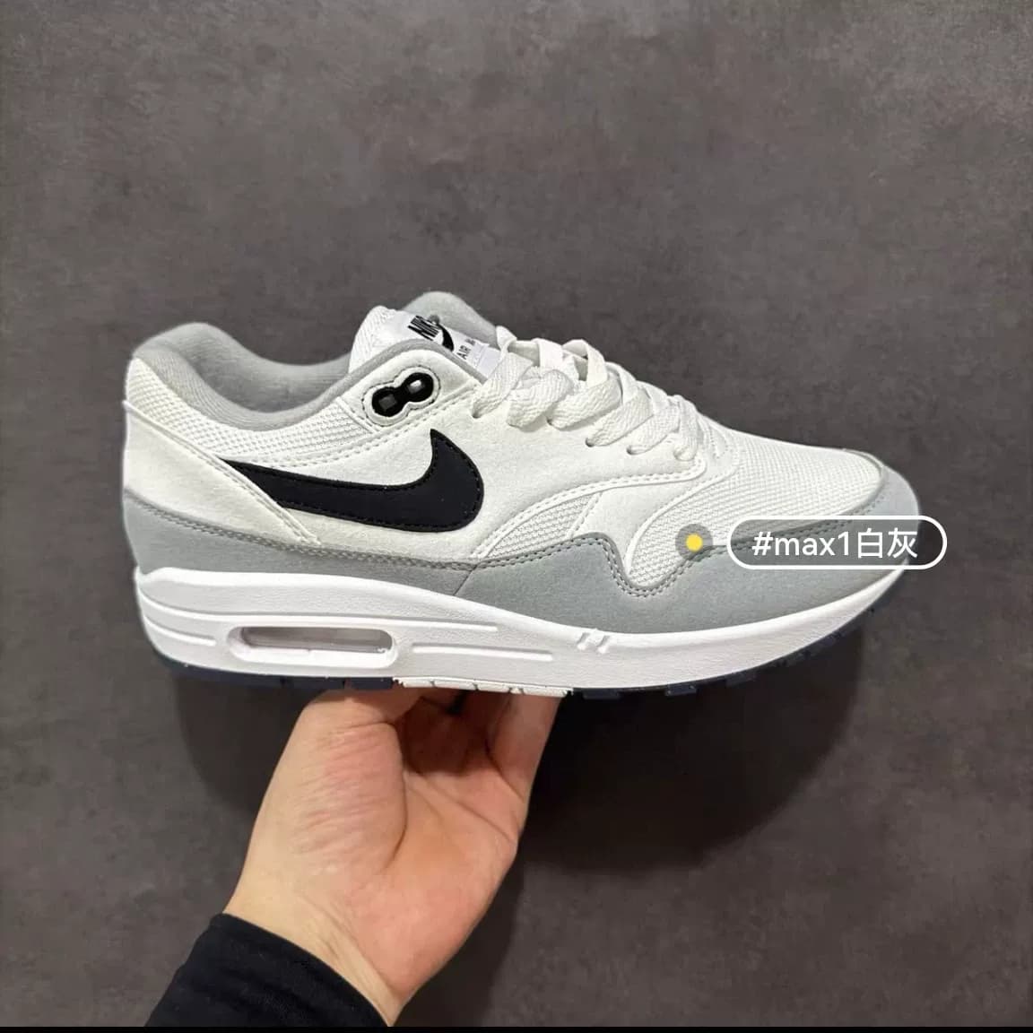 В продаже имеется потолочный светильник Nike Air Max 1 белый серый черный