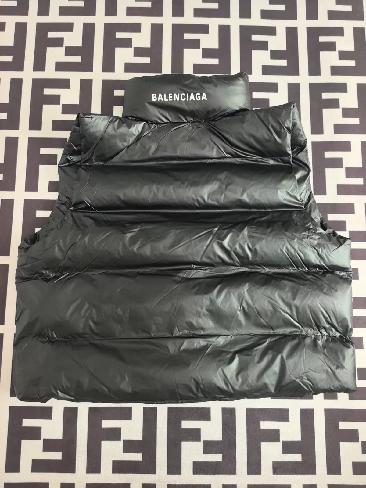 Balenciaga Пуховый жилет Balenciaga мужской из натуральной кожи размера L (98 новый, один