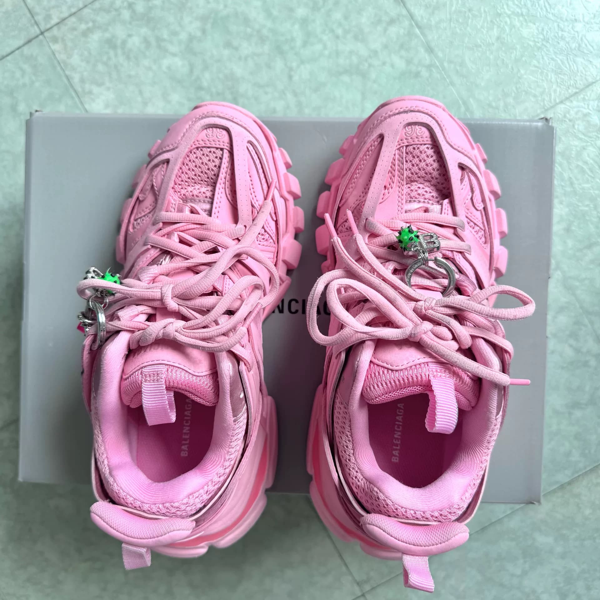 Кроссовки Balenciaga track36 размера. Я купила их в феврале этого года. Я надевала их всего несколько раз. Я купила их в магазине. Коробка для обуви…