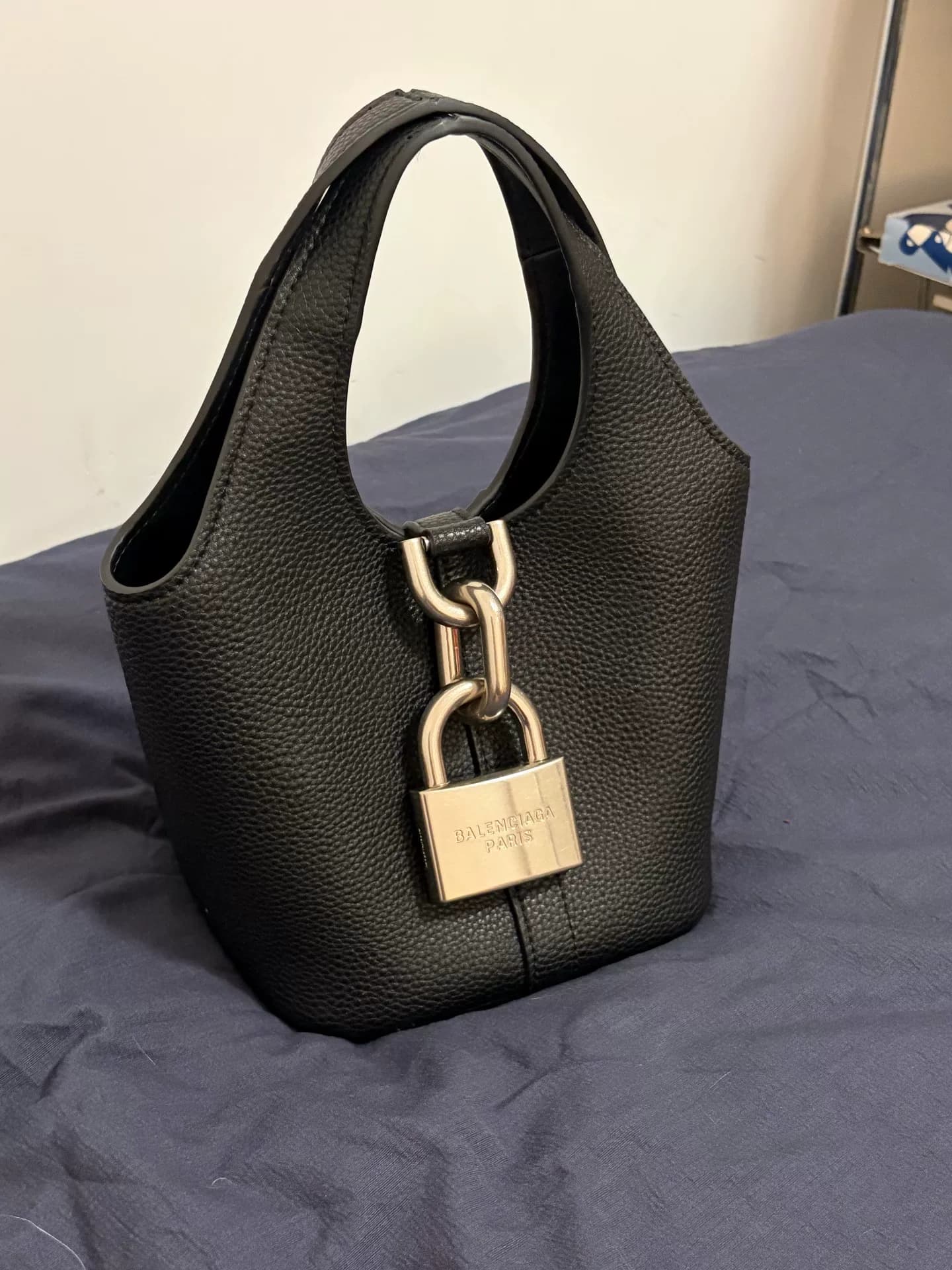 Почти новая топовая версия сумки Balenciaga с замком Balenciaga