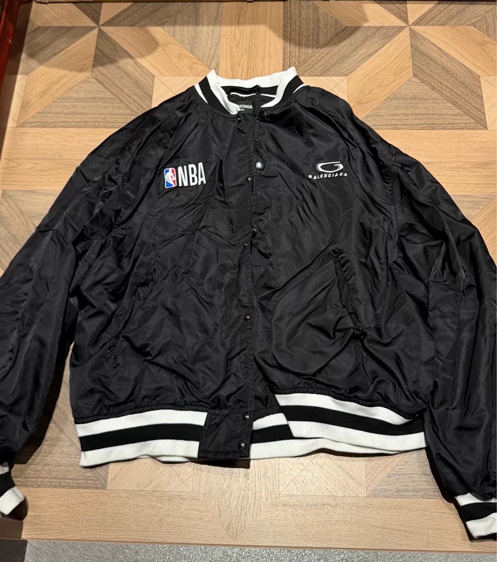 Новая куртка Balenciaga nba 2026 возвращается вместе с товаром, качество отличное, поэтому она продается по низкой цене.