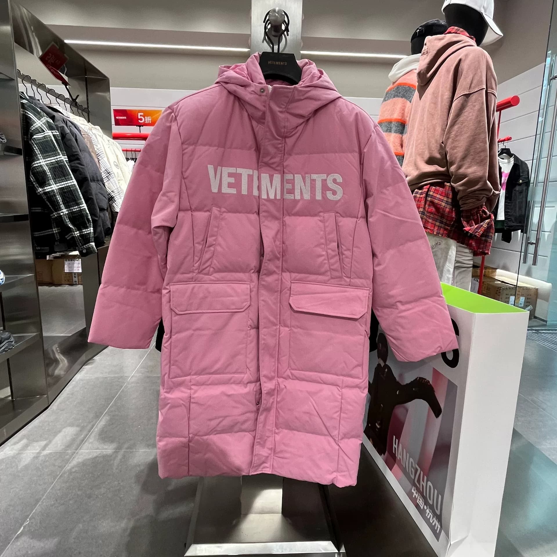 Симпатичный длинный пуховик VETEMENTS, черный, белый и розовый по желанию, с надписями спереди и сзади